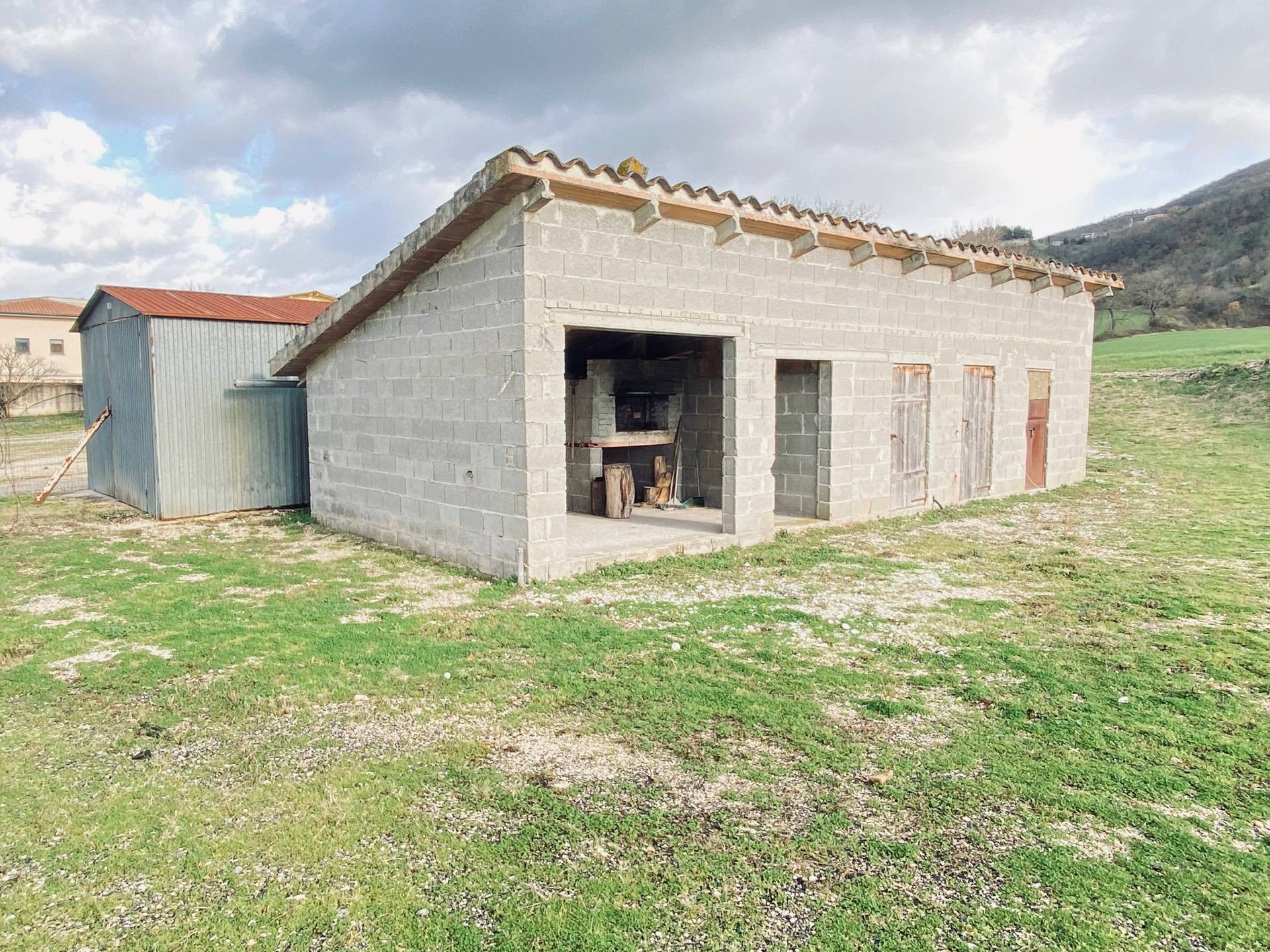 Magazzino in vendita a Genga