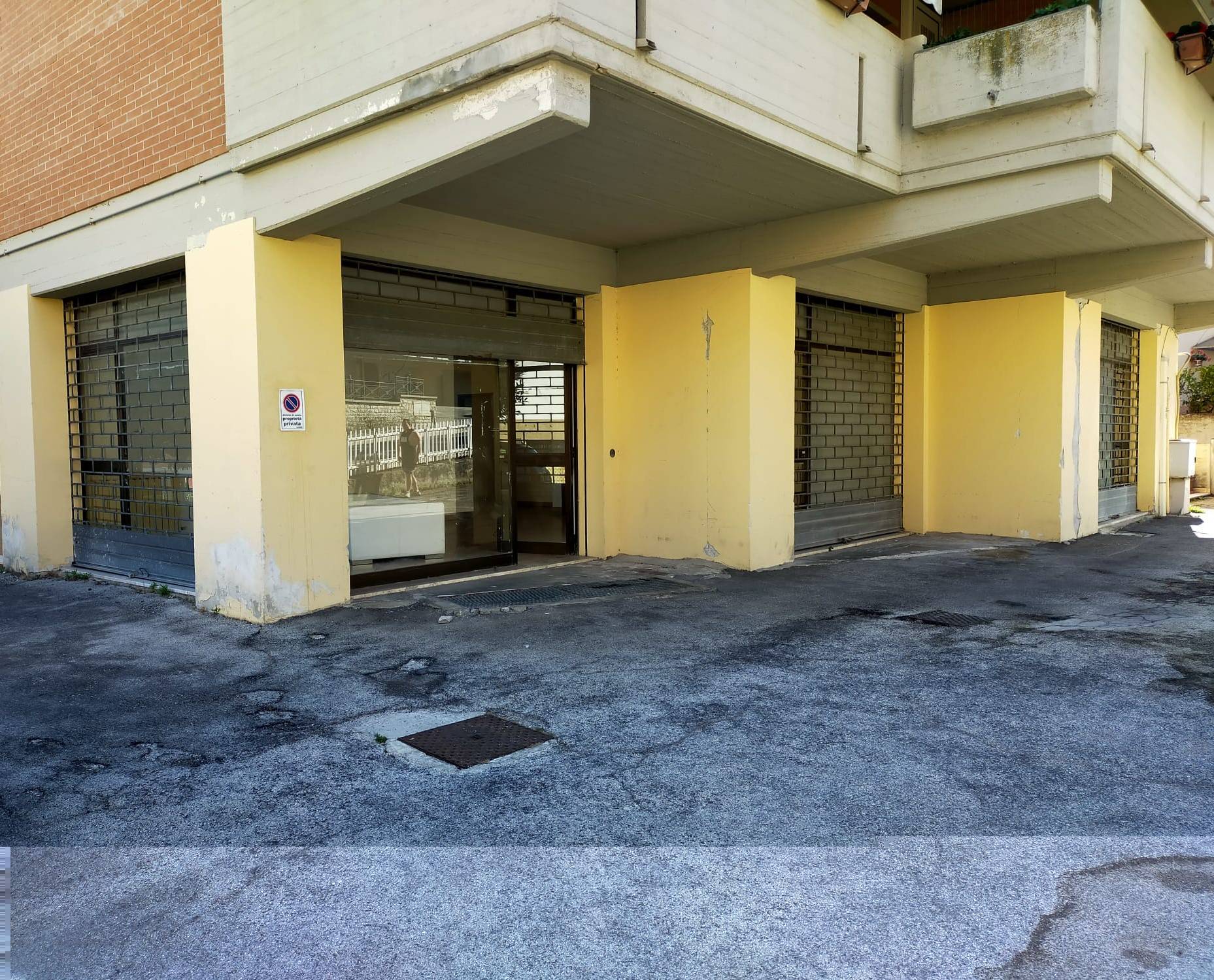 Locale commerciale in vendita a Fabriano, SEMI PERIFERIA