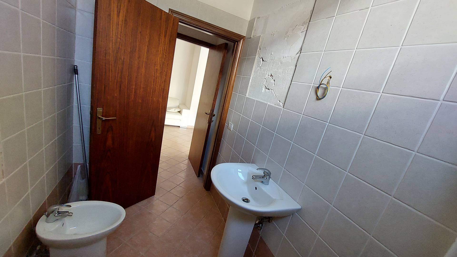 Locale commerciale in vendita a Fabriano, SEMI PERIFERIA