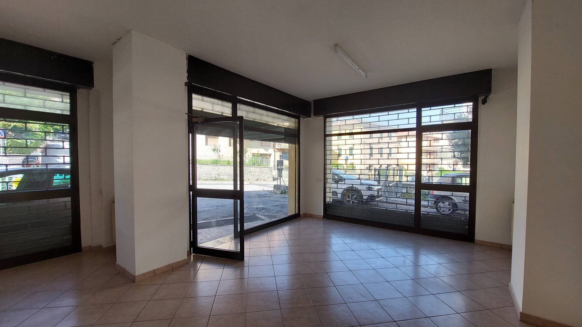 Locale commerciale in vendita a Fabriano, SEMI PERIFERIA