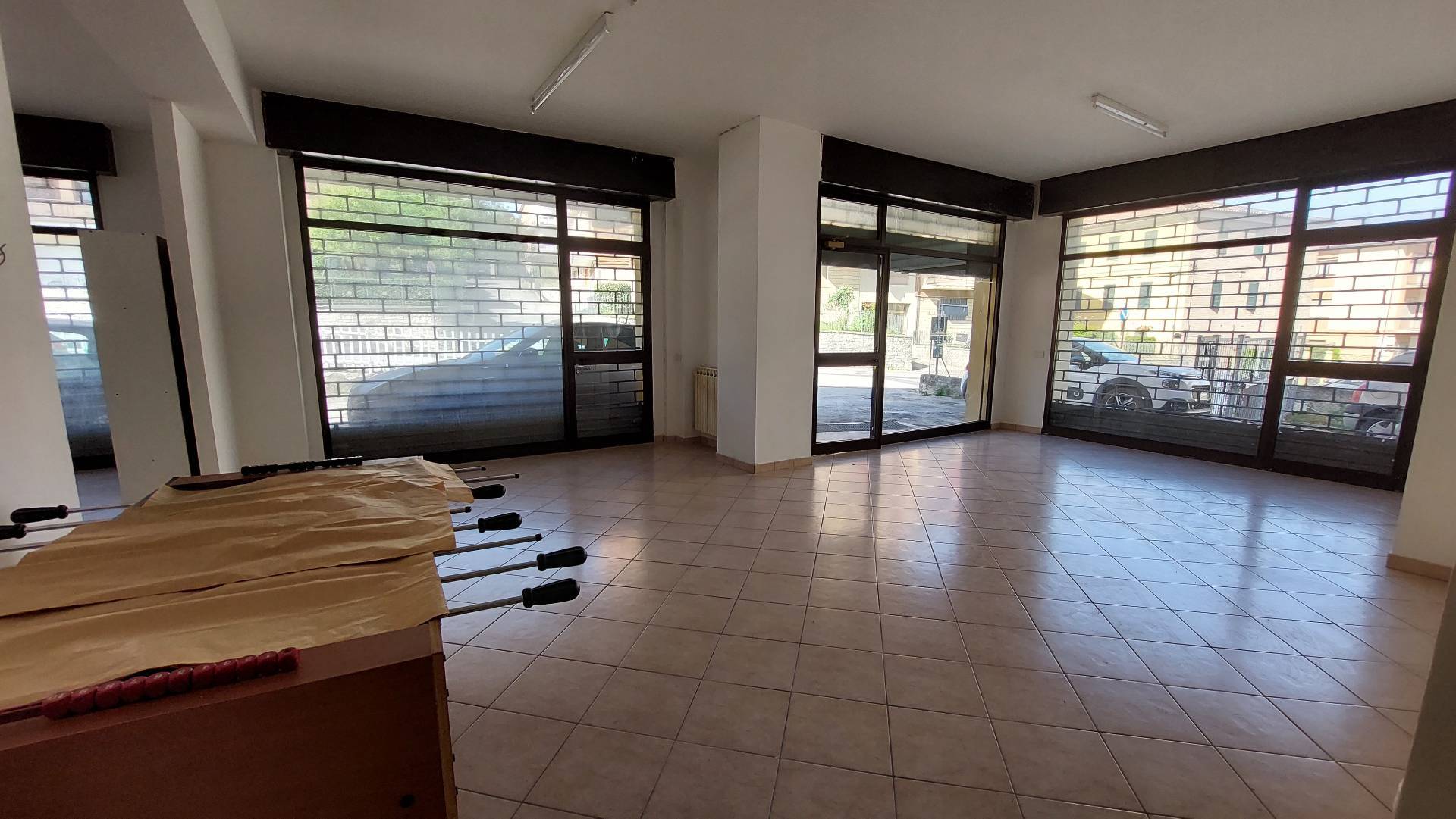 Locale commerciale in vendita a Fabriano, SEMI PERIFERIA