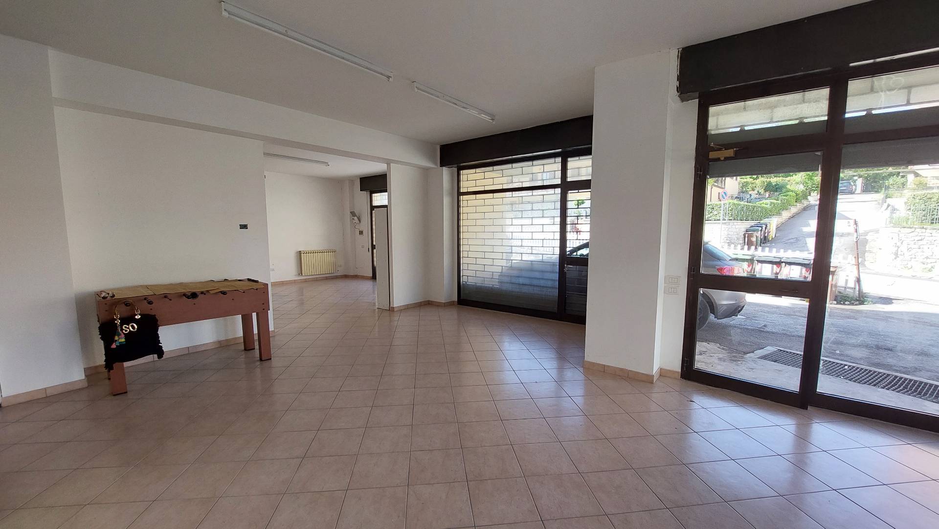 Locale commerciale in vendita a Fabriano, SEMI PERIFERIA