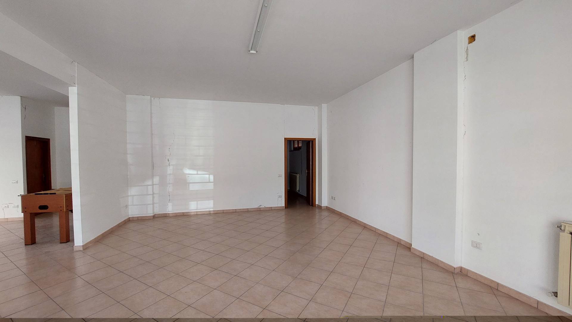 Locale commerciale in vendita a Fabriano, SEMI PERIFERIA