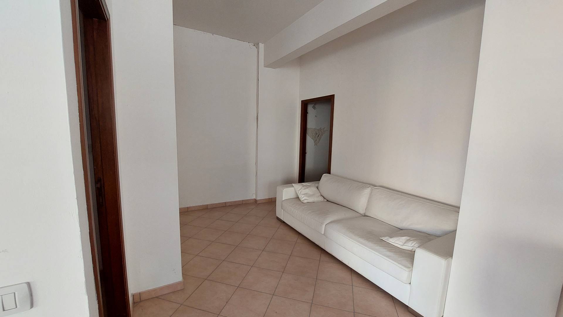 Locale commerciale in vendita a Fabriano, SEMI PERIFERIA