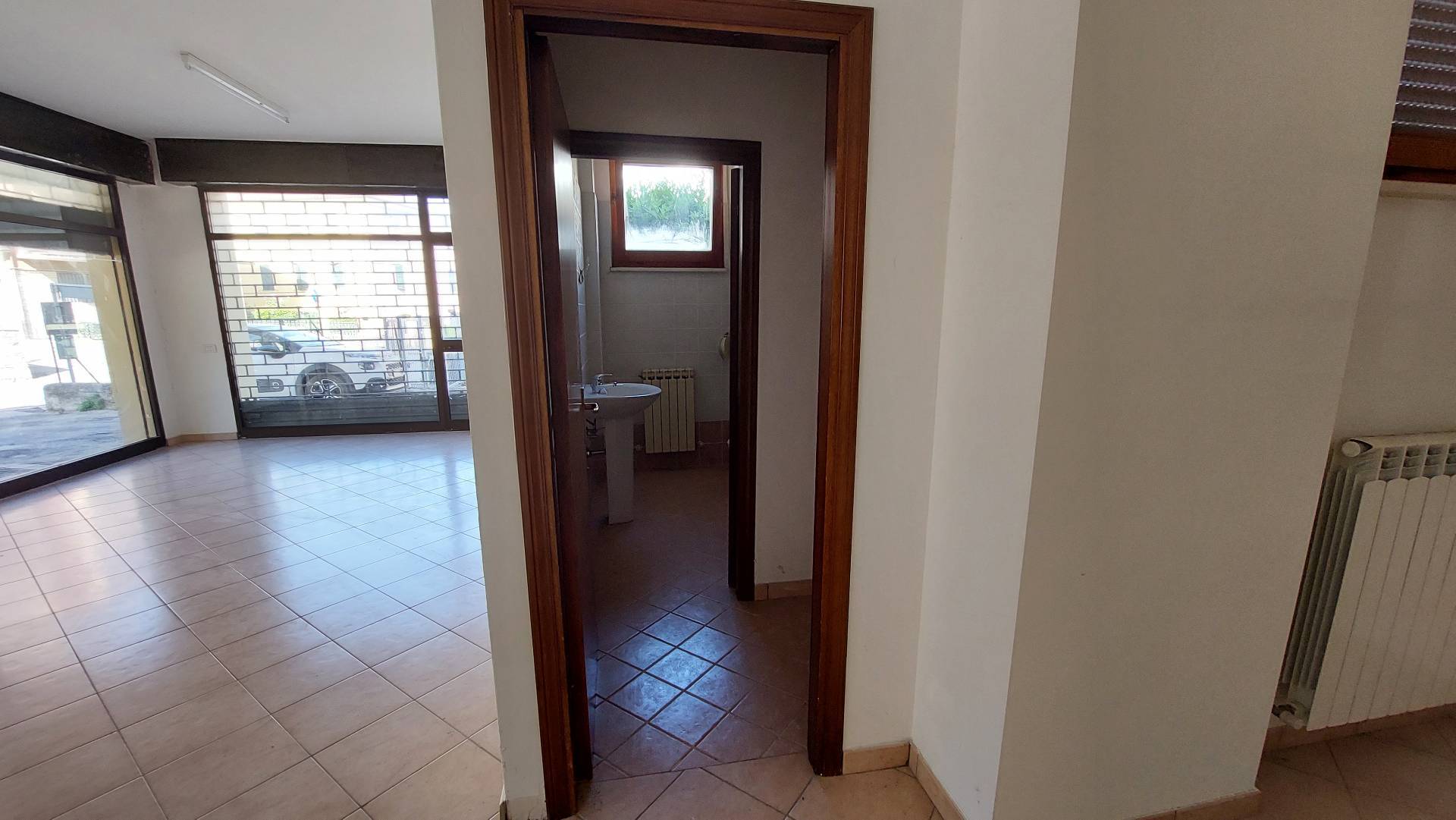 Locale commerciale in vendita a Fabriano, SEMI PERIFERIA