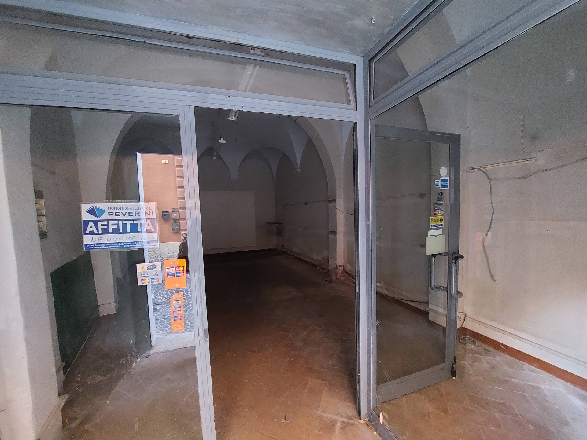 Locale commerciale in affitto a Fabriano, CENTRO STORICO