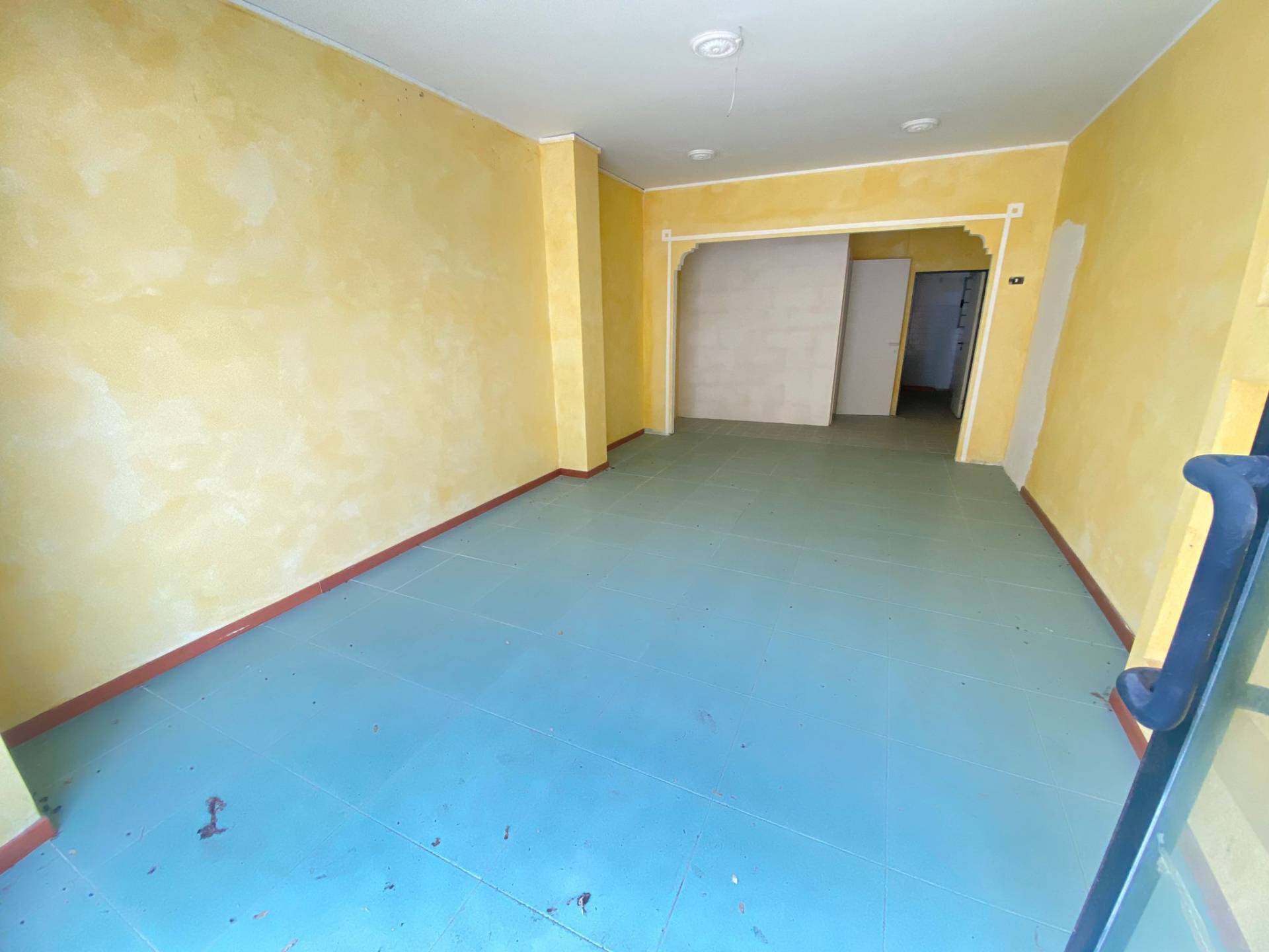 Locale commerciale in affitto a Fabriano, PERIFERIA