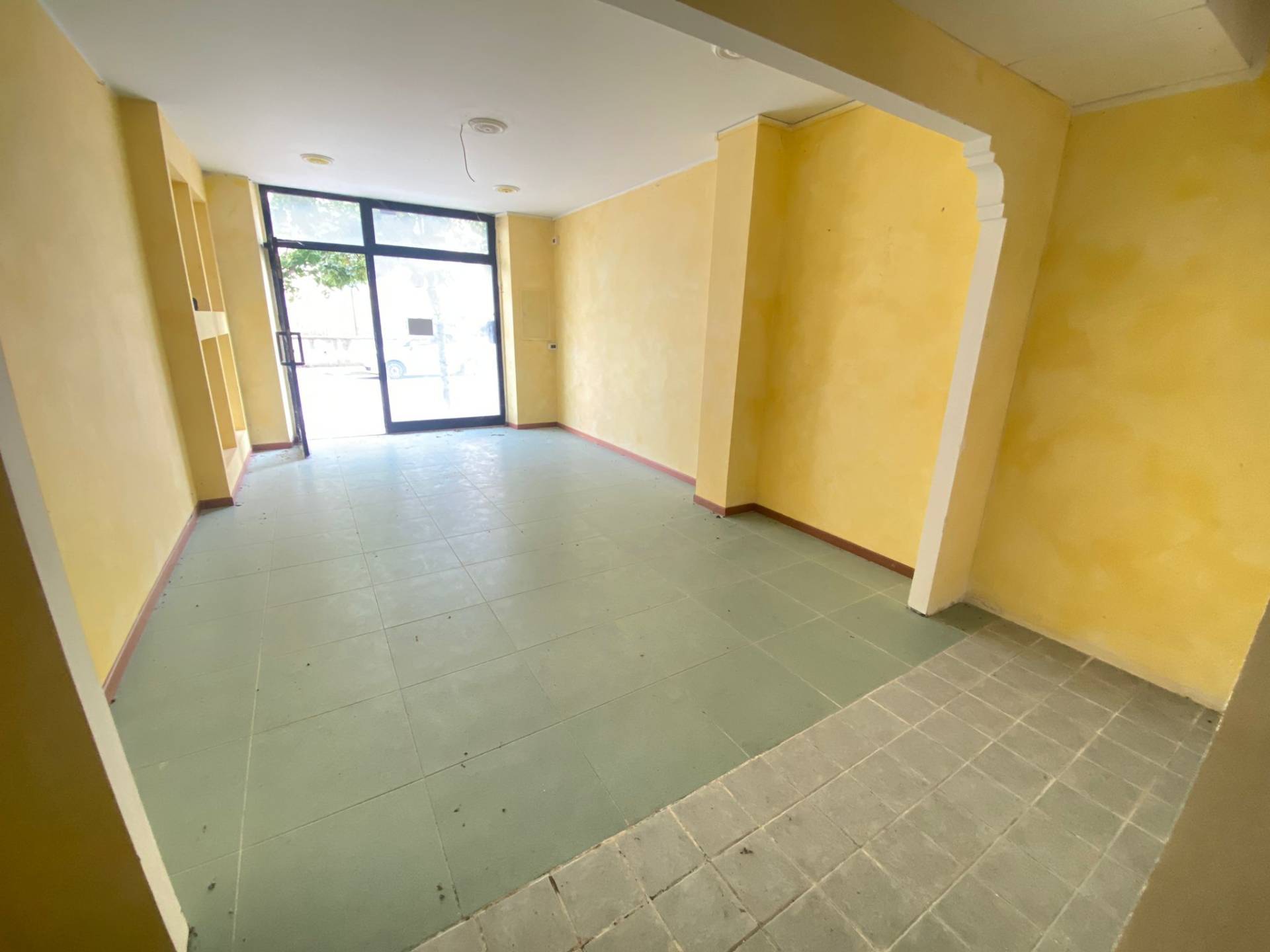 Locale commerciale in affitto a Fabriano, PERIFERIA