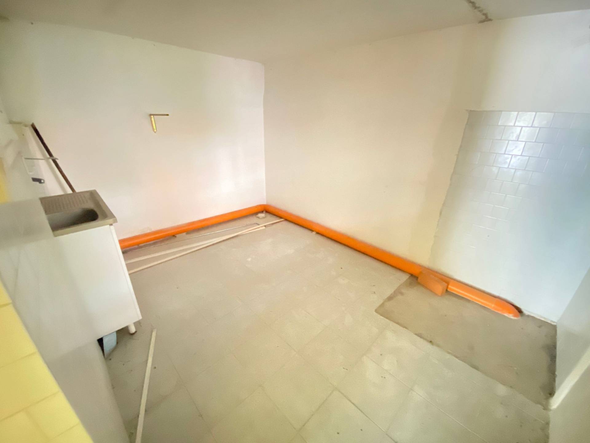 Locale commerciale in affitto a Fabriano, PERIFERIA