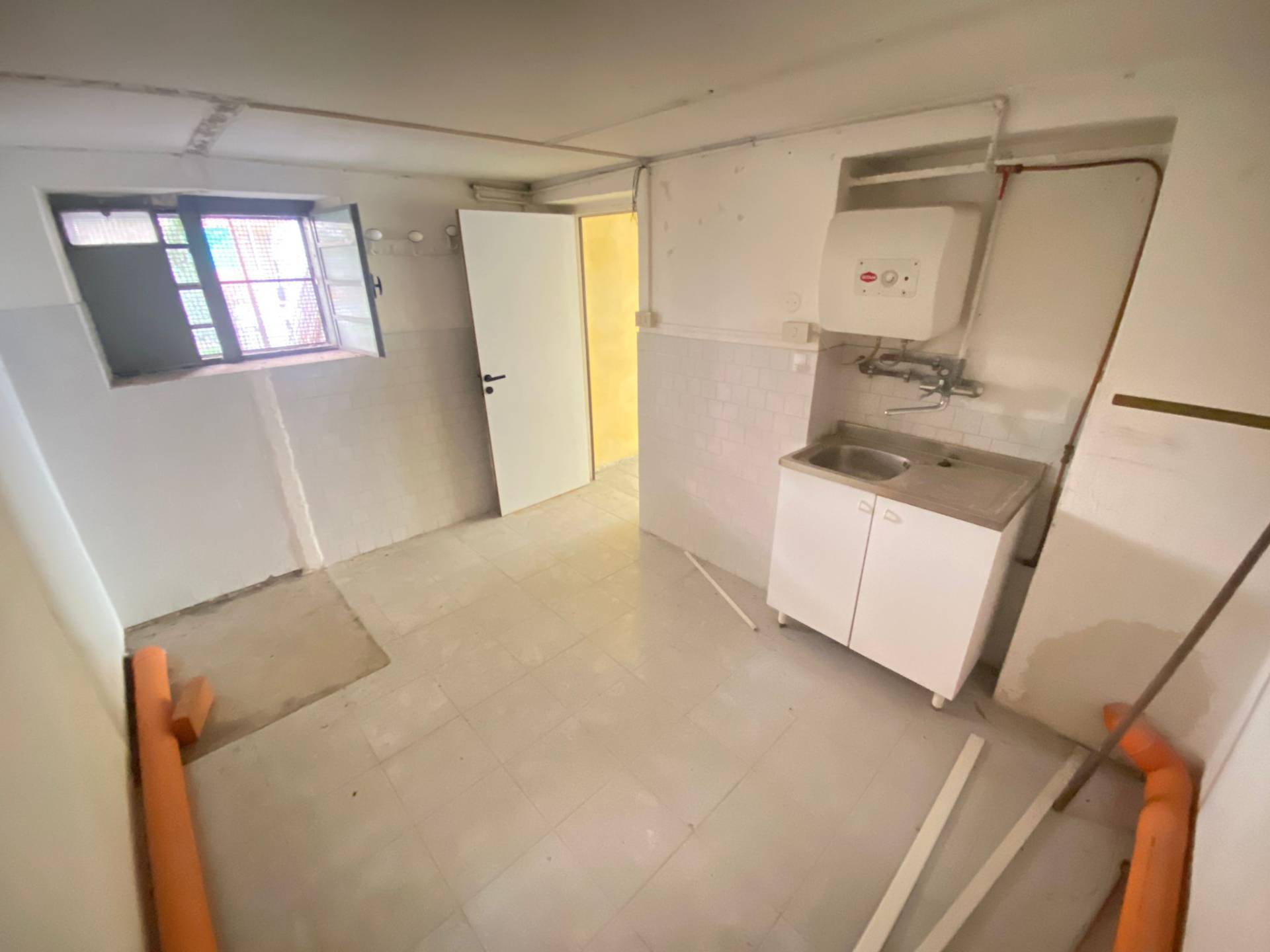 Locale commerciale in affitto a Fabriano, PERIFERIA