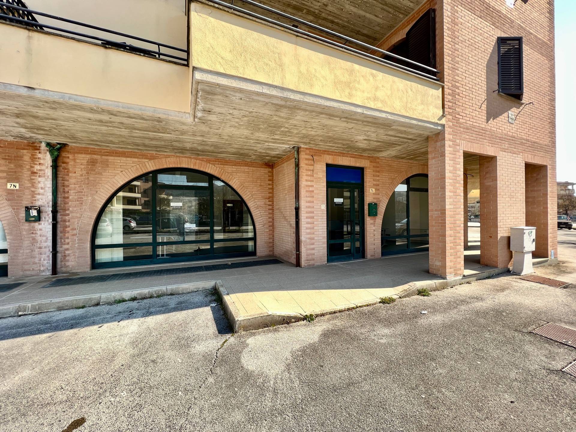 Locale commerciale in vendita a Fabriano, PERIFERIA