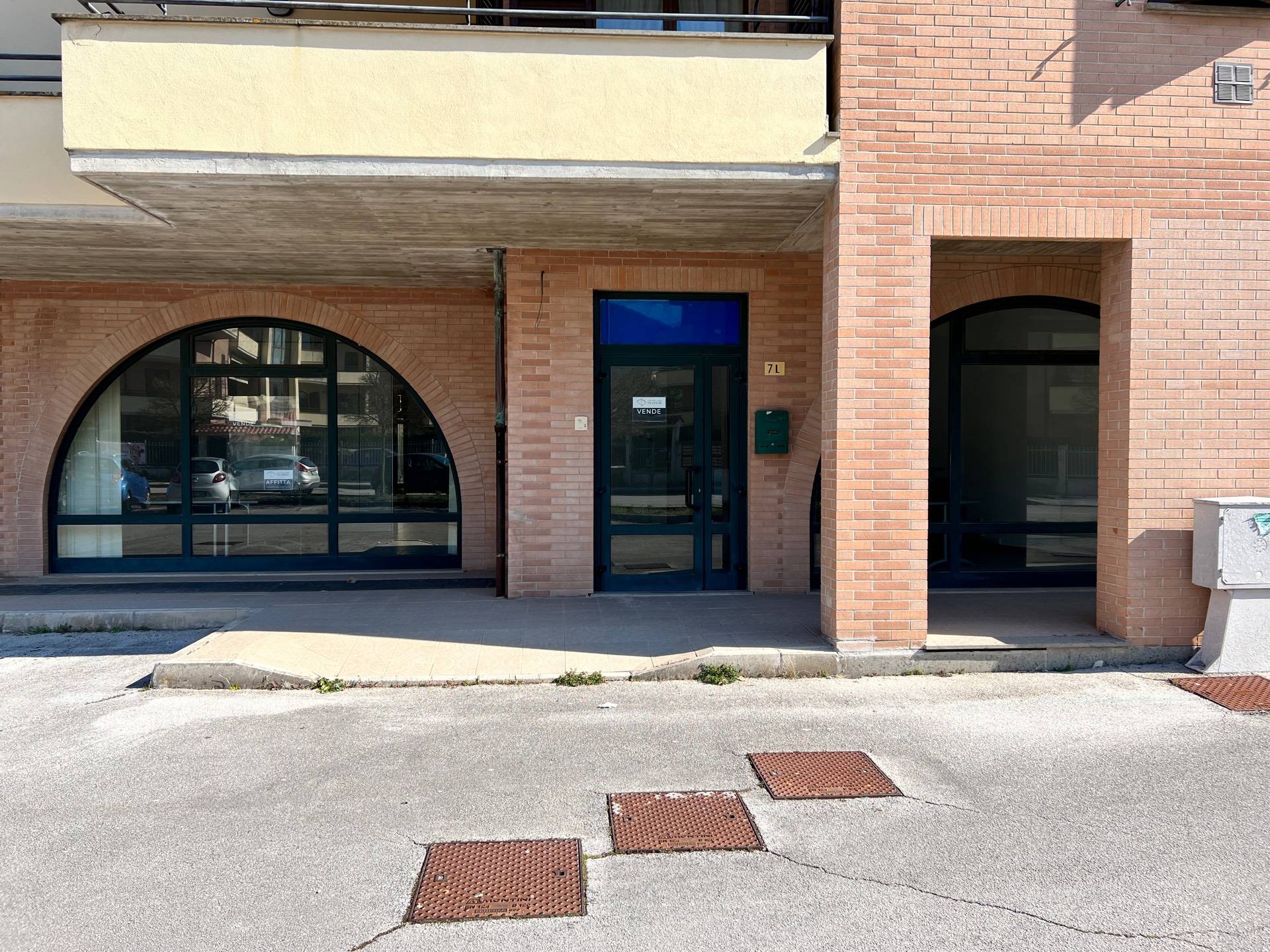 Locale commerciale in vendita a Fabriano, PERIFERIA
