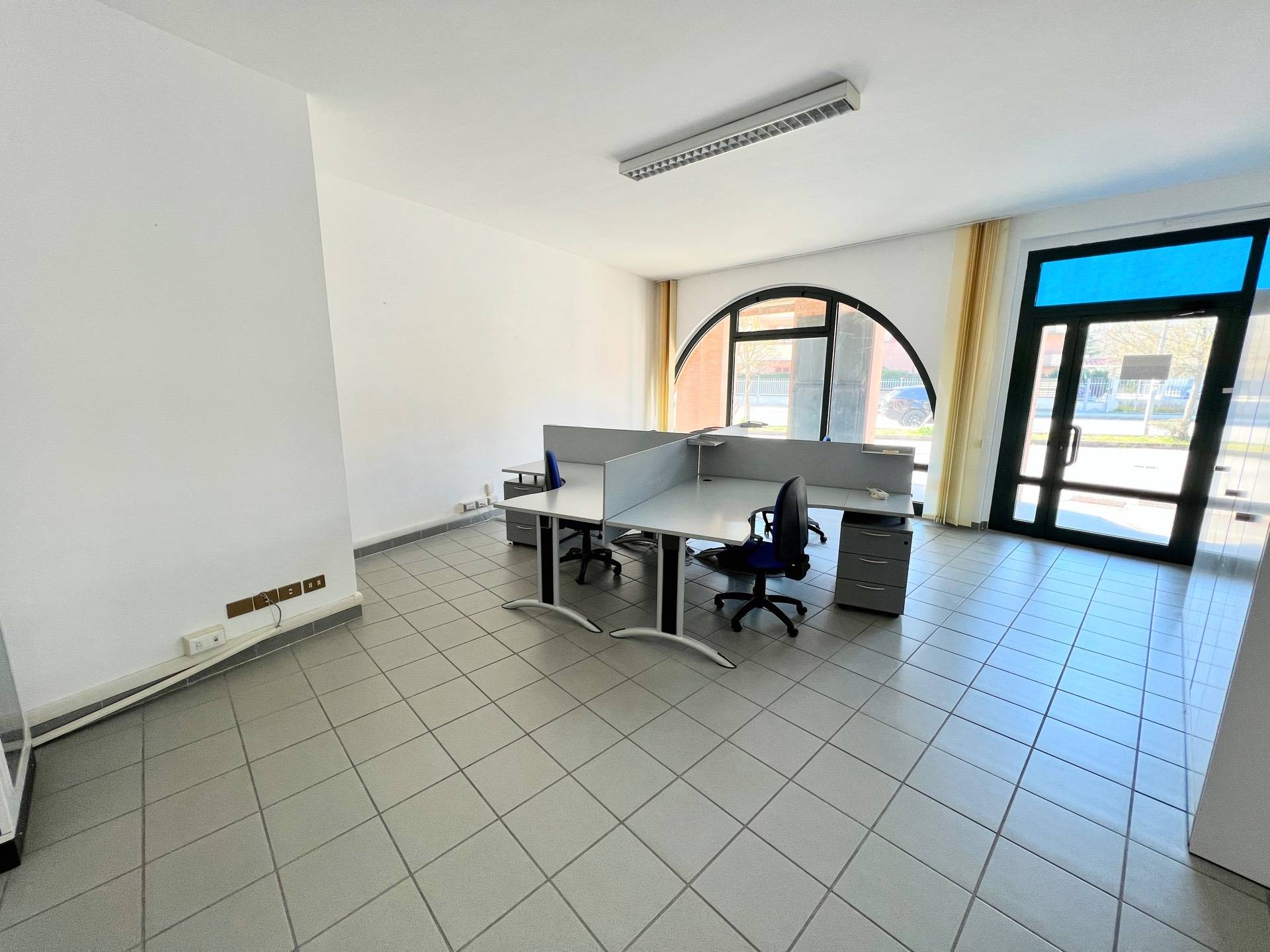 Locale commerciale in vendita a Fabriano, PERIFERIA