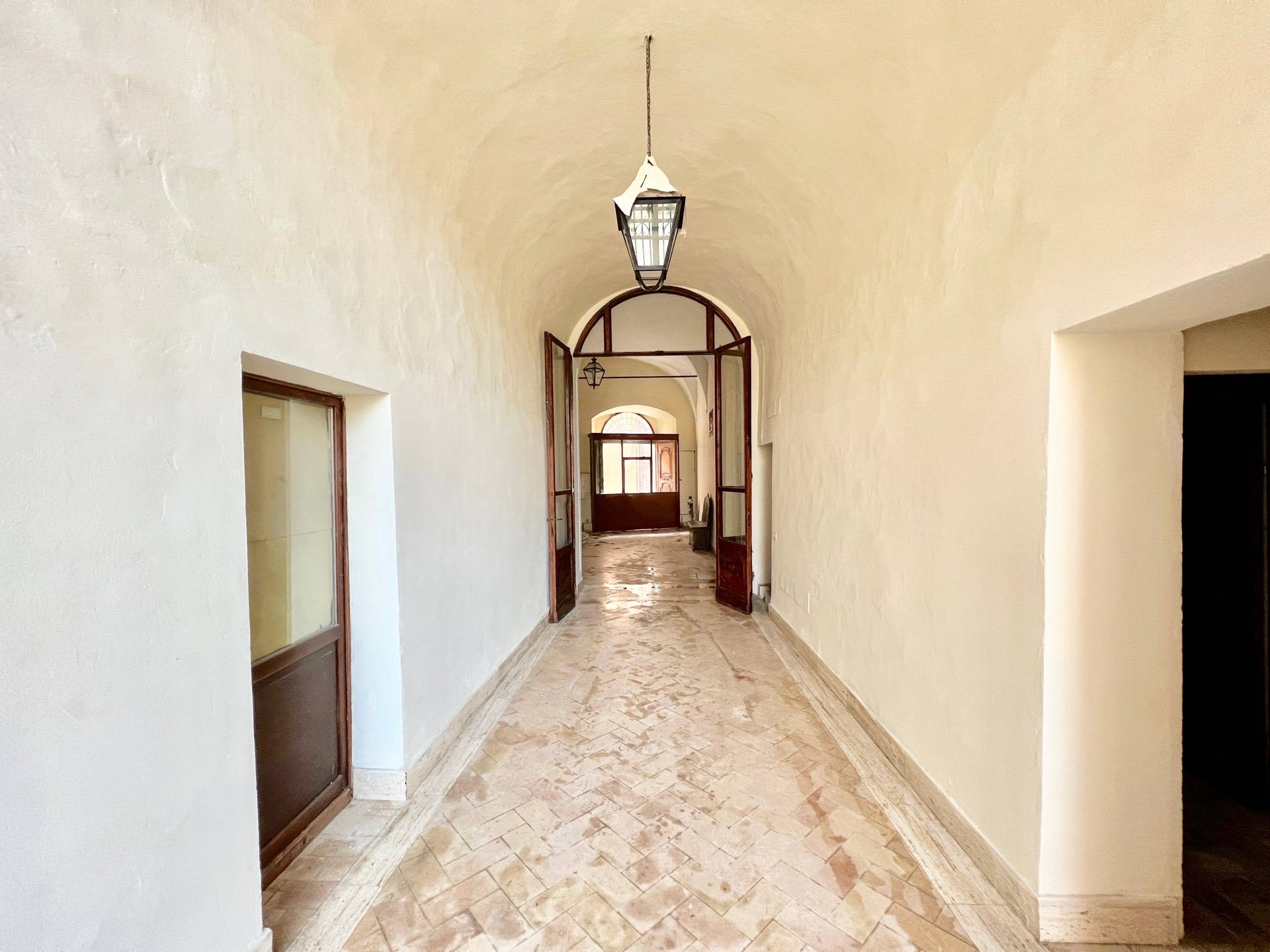 Palazzo in vendita a Fabriano, CENTRO STORICO