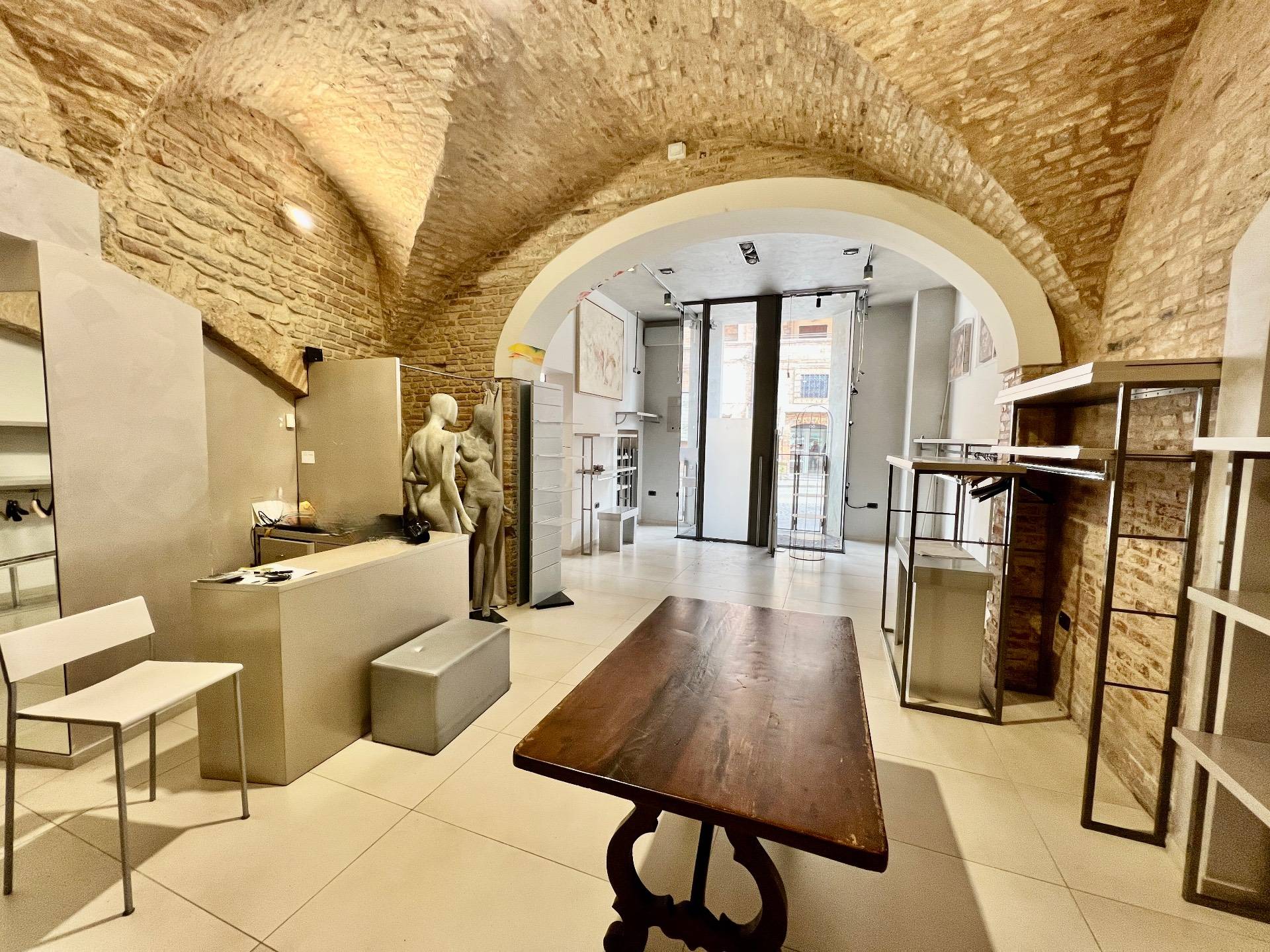 Locale commerciale in vendita a Fabriano, CENTRO STORICO