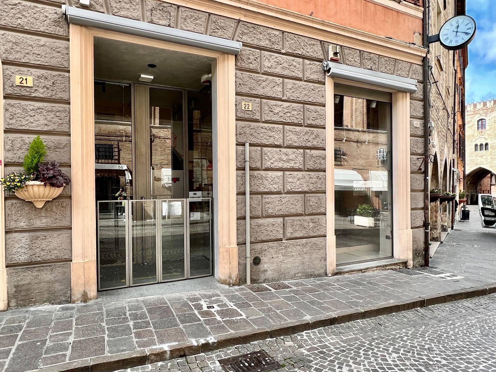 Locale commerciale in vendita a Fabriano, CENTRO STORICO