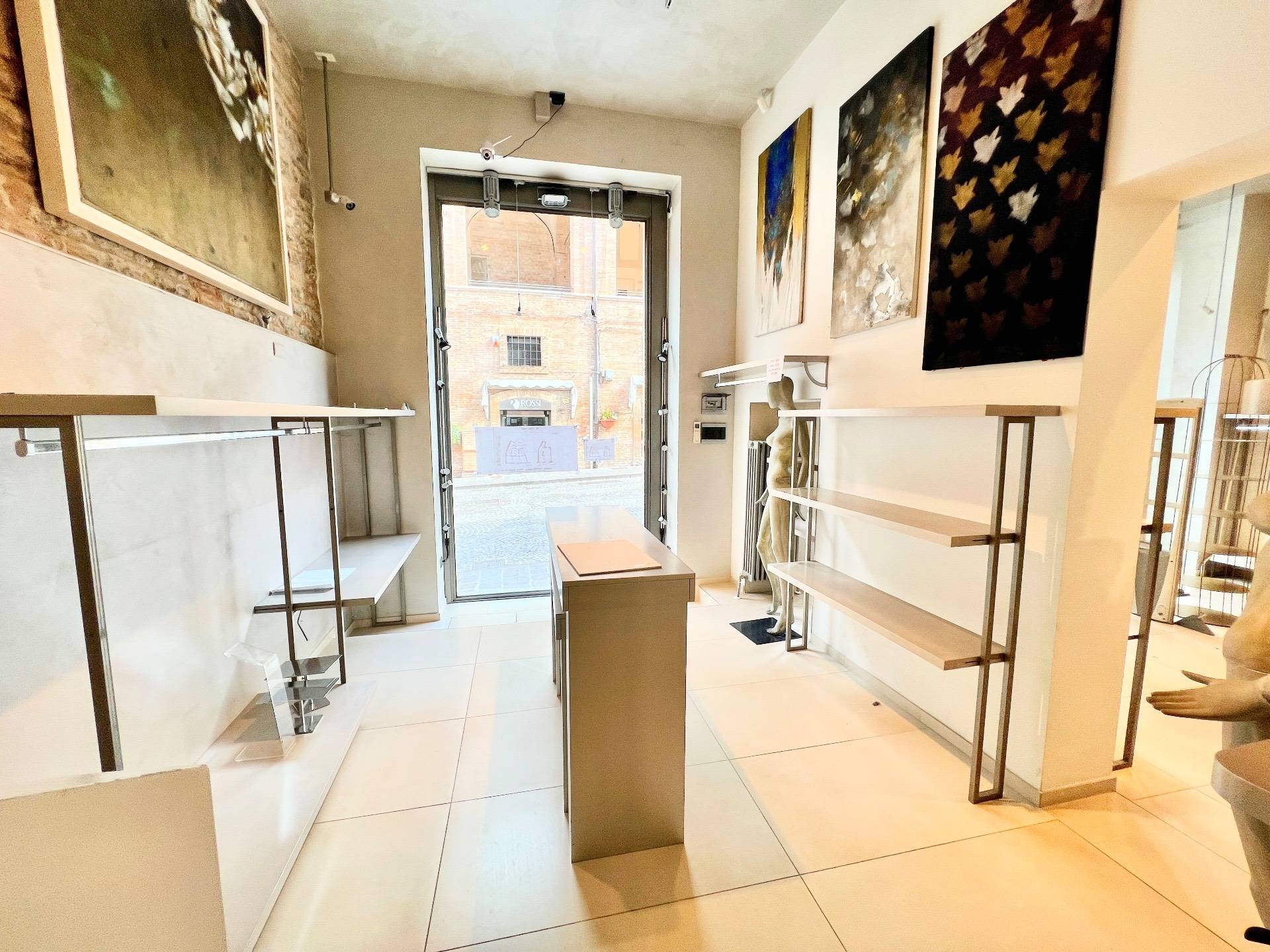 Locale commerciale in vendita a Fabriano, CENTRO STORICO