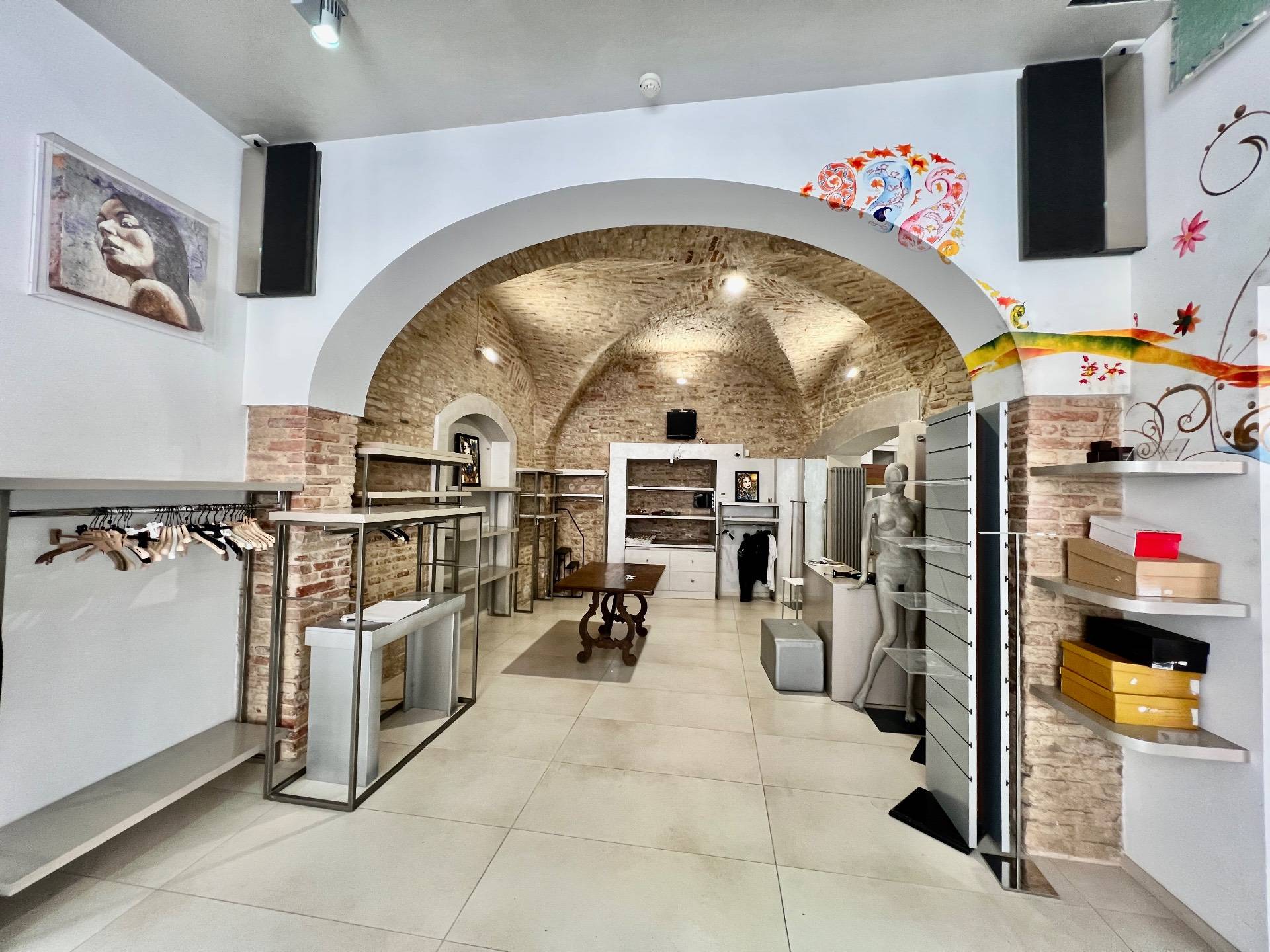 Locale commerciale in vendita a Fabriano, CENTRO STORICO