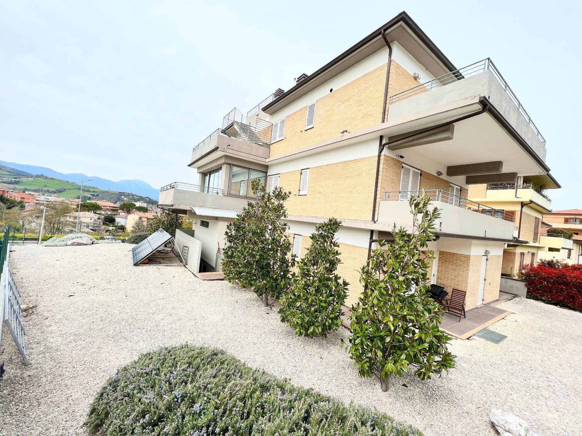 Villa in vendita a Fabriano, SEMI PERIFERIA