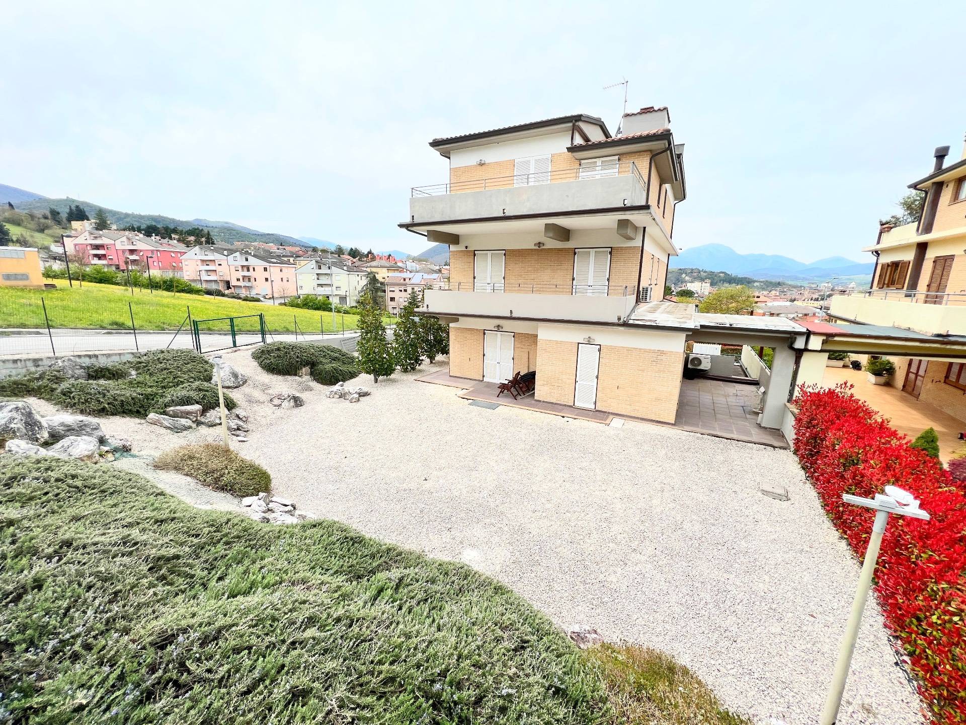 Villa in vendita a Fabriano, SEMI PERIFERIA