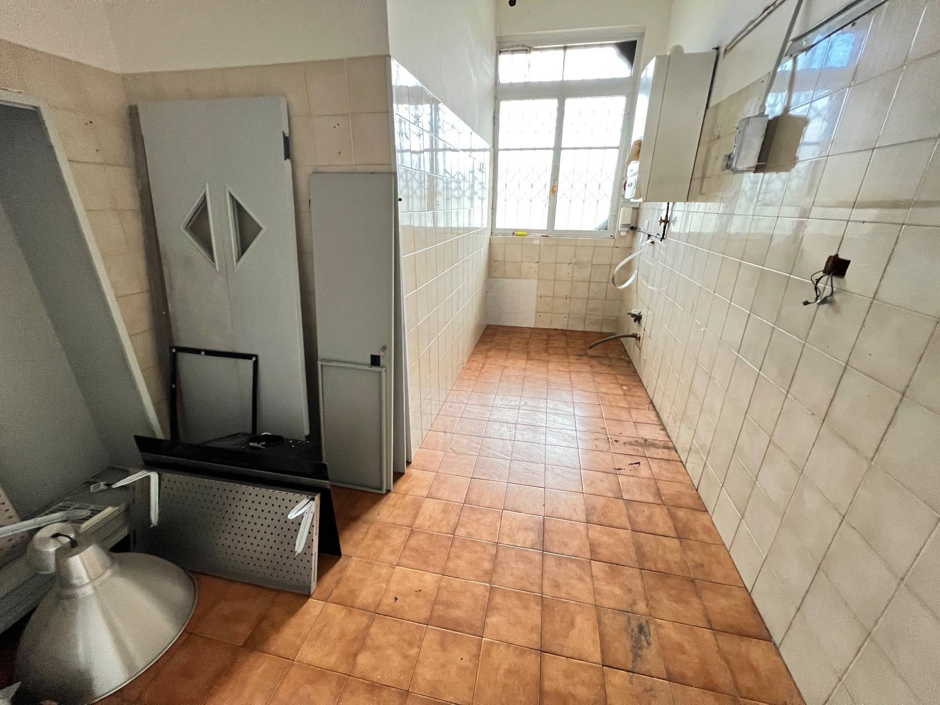 Locale commerciale in vendita a Fabriano, SEMI PERIFERIA