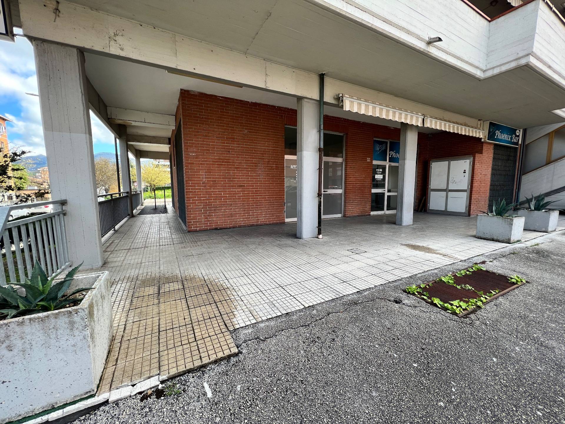 Locale commerciale in vendita a Fabriano, SEMI PERIFERIA