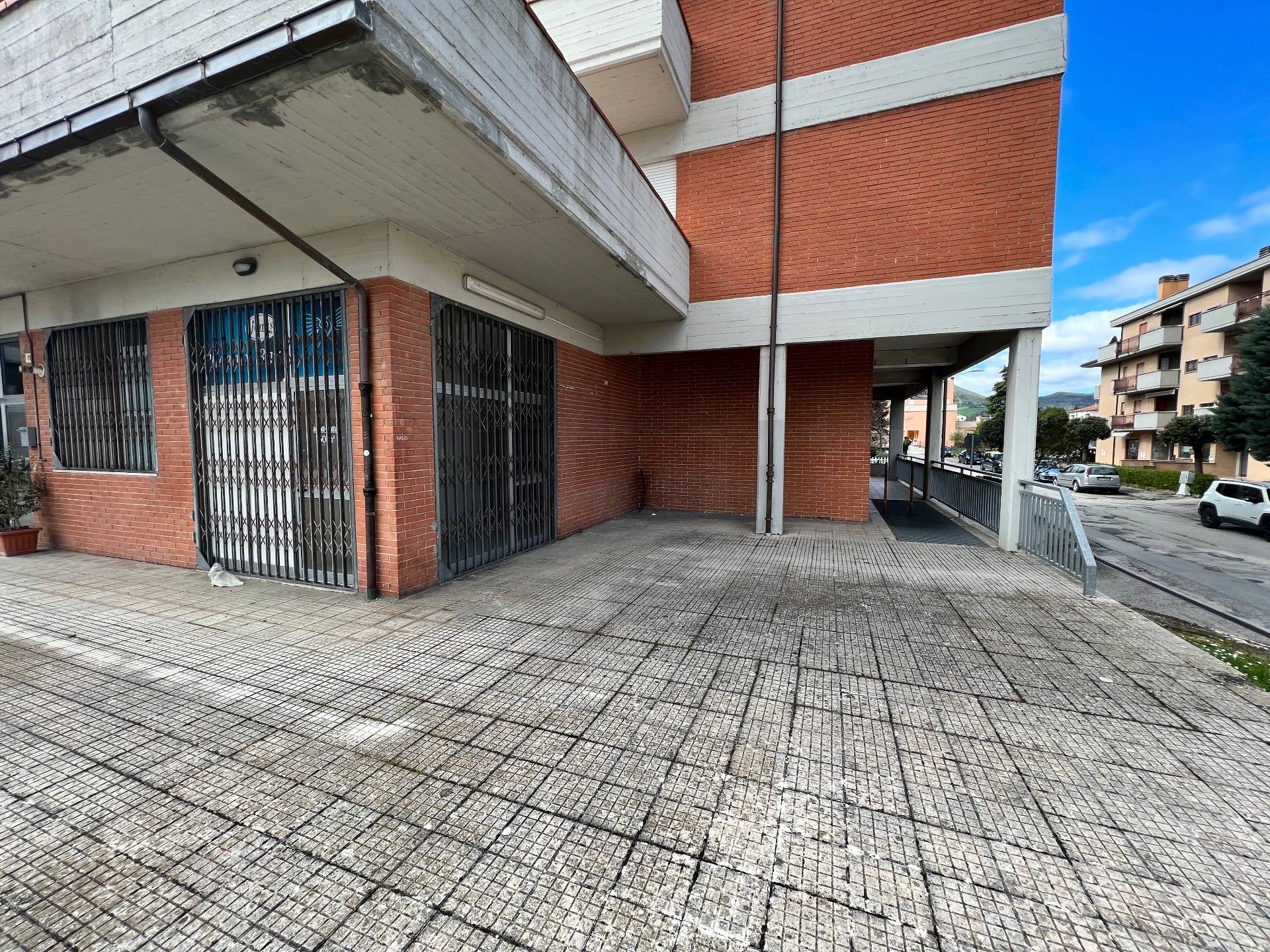 Locale commerciale in vendita a Fabriano, SEMI PERIFERIA