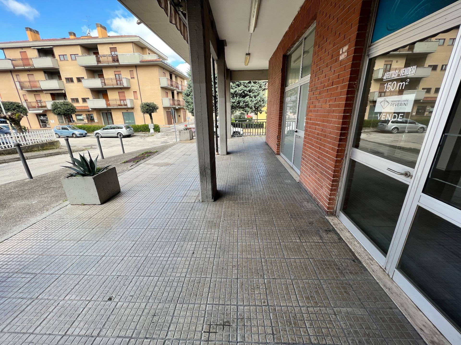 Locale commerciale in vendita a Fabriano, SEMI PERIFERIA