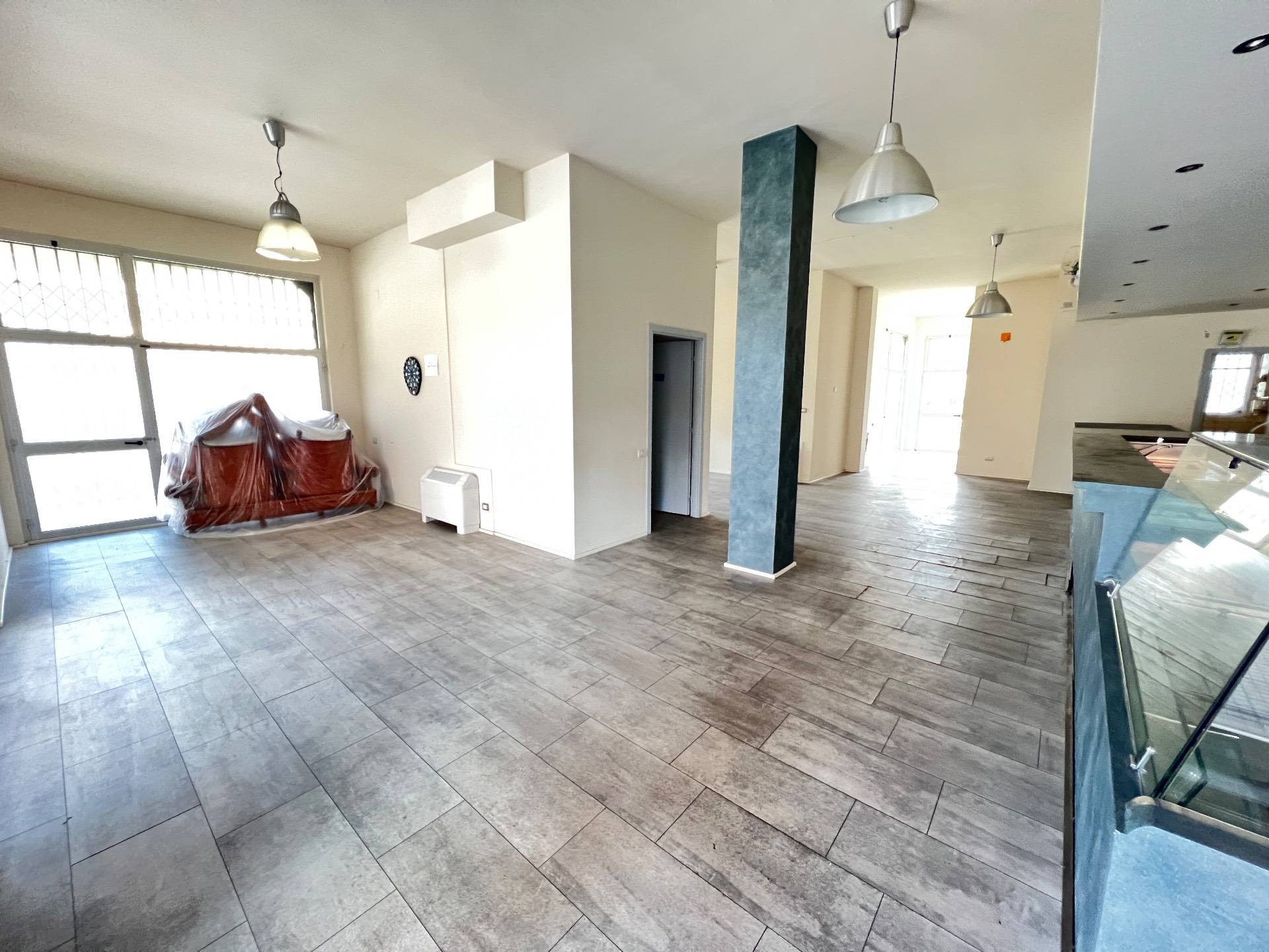 Locale commerciale in vendita a Fabriano, SEMI PERIFERIA