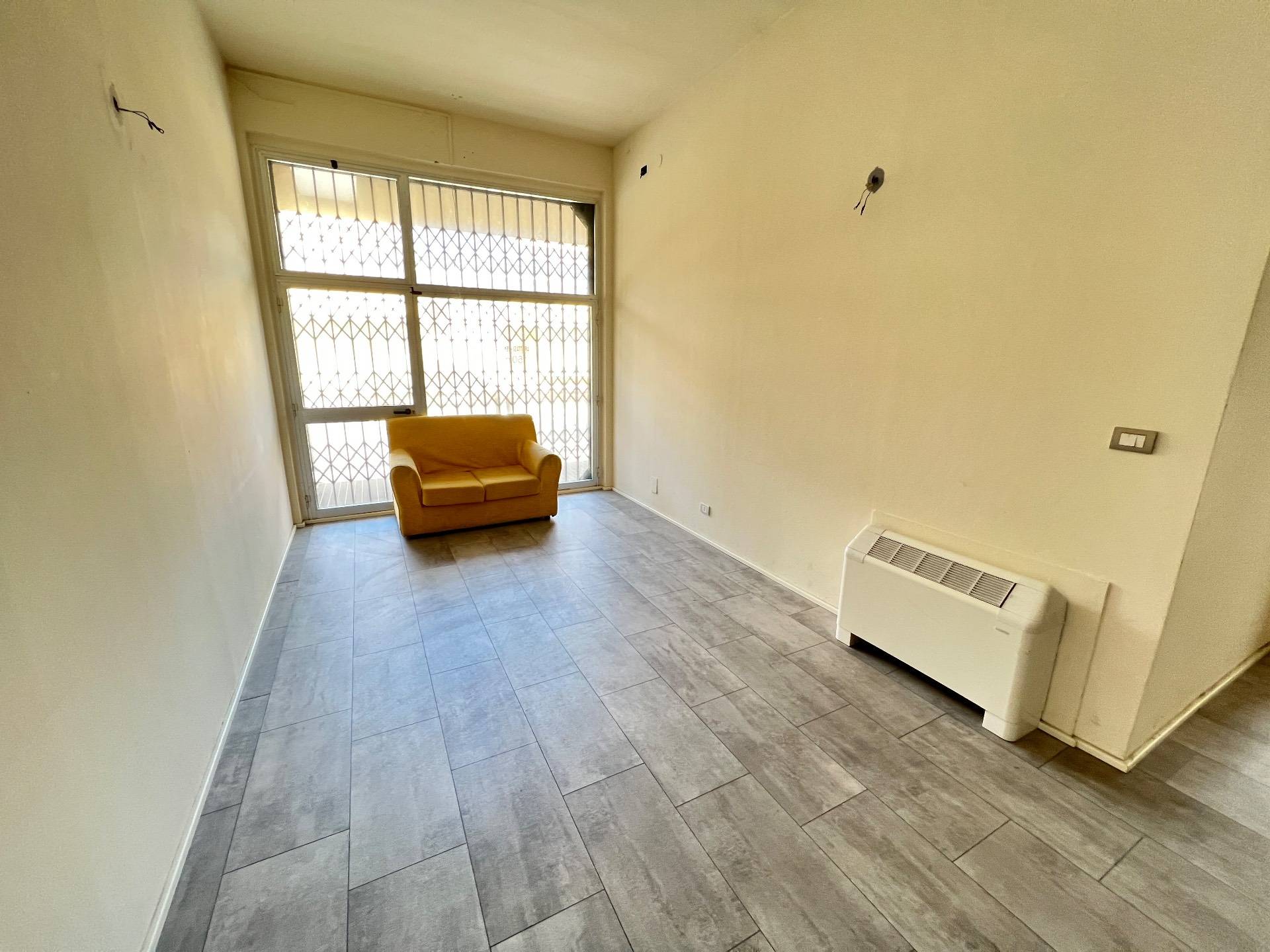 Locale commerciale in vendita a Fabriano, SEMI PERIFERIA