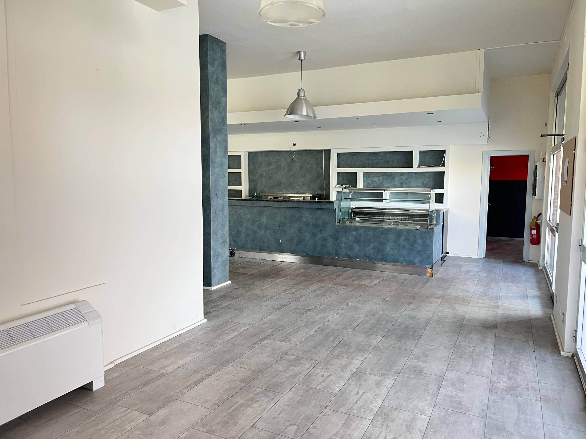 Locale commerciale in vendita a Fabriano, SEMI PERIFERIA