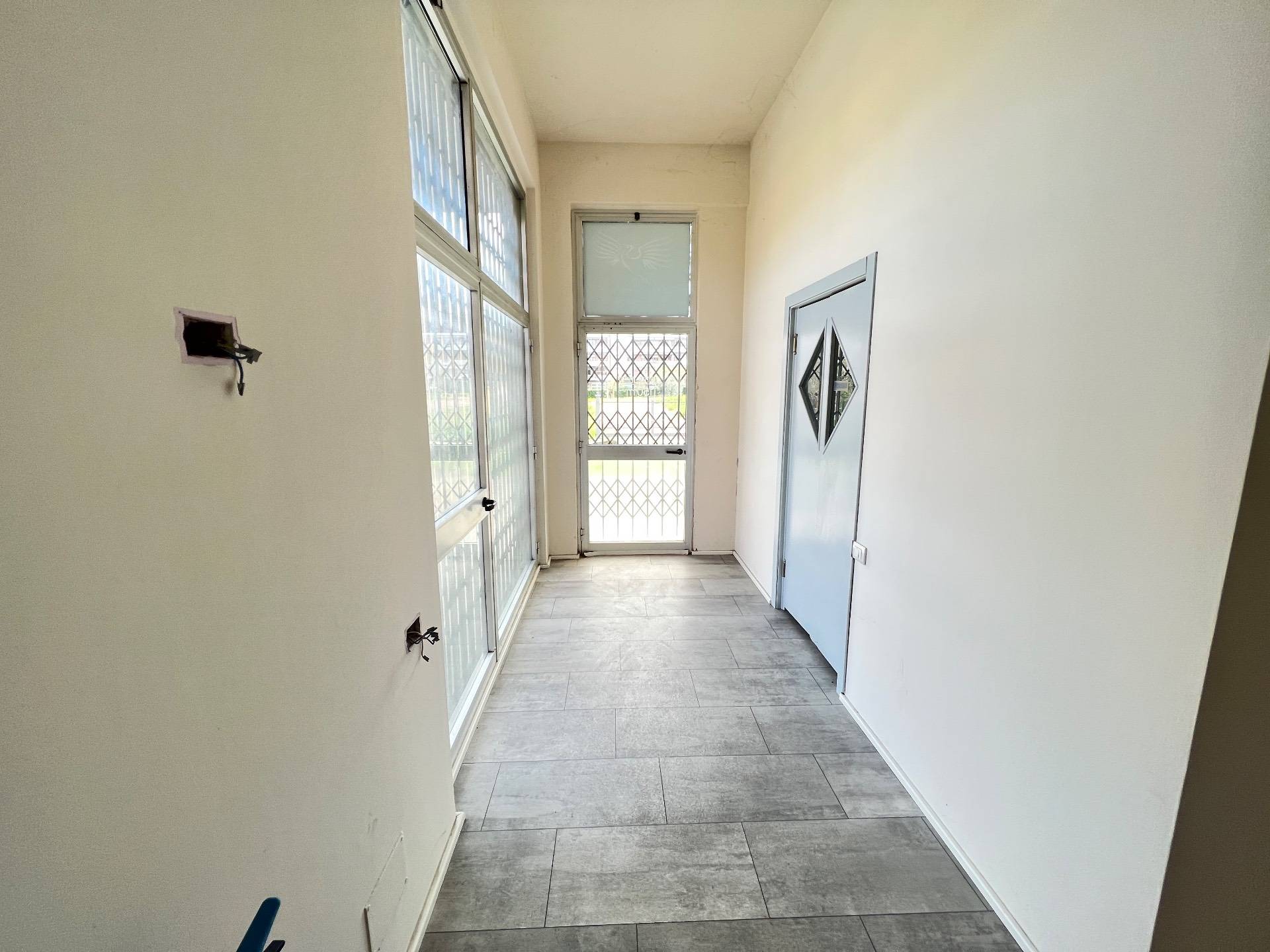 Locale commerciale in vendita a Fabriano, SEMI PERIFERIA