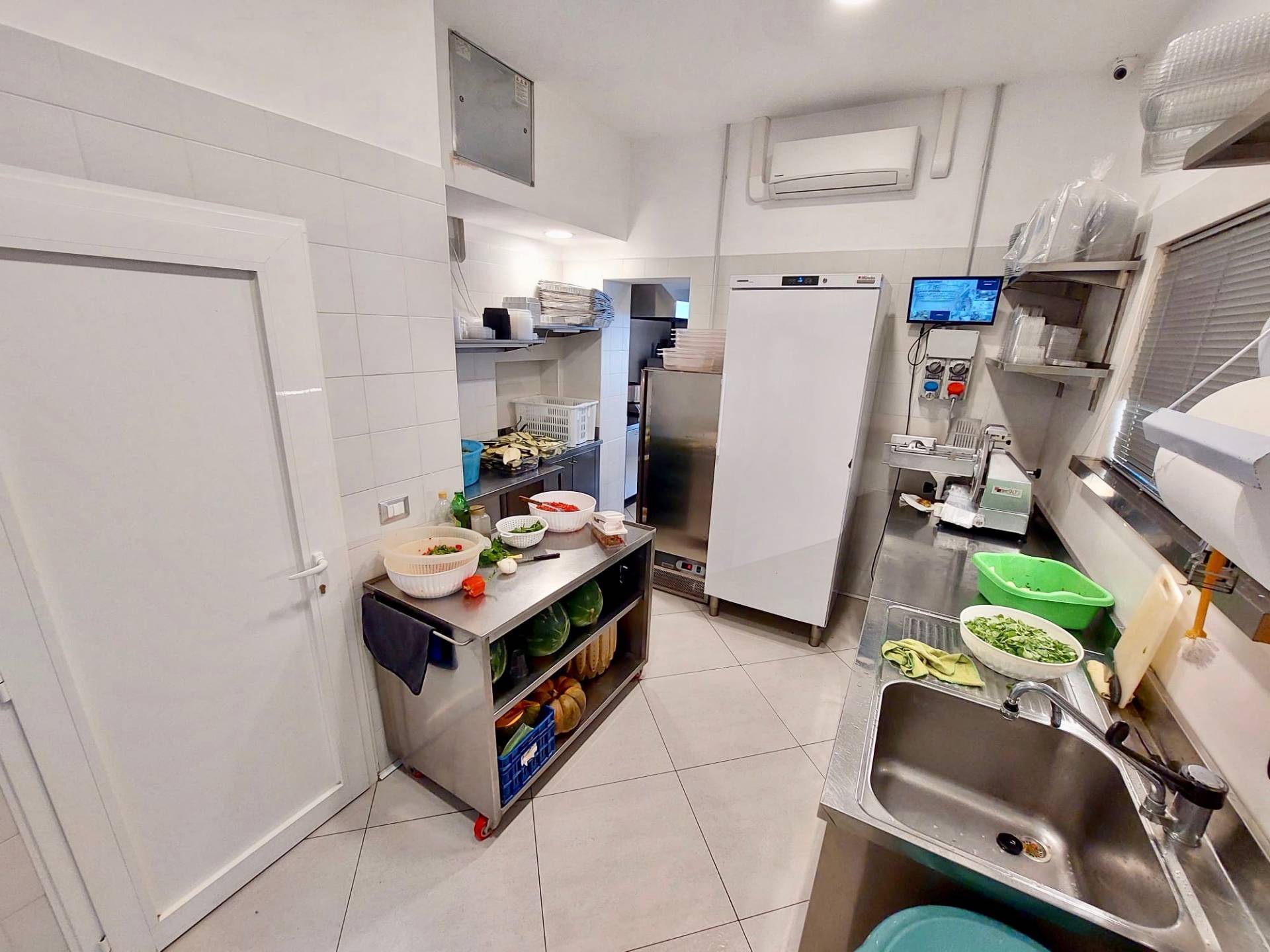 Locale commerciale in vendita a Fabriano, SEMI PERIFERIA