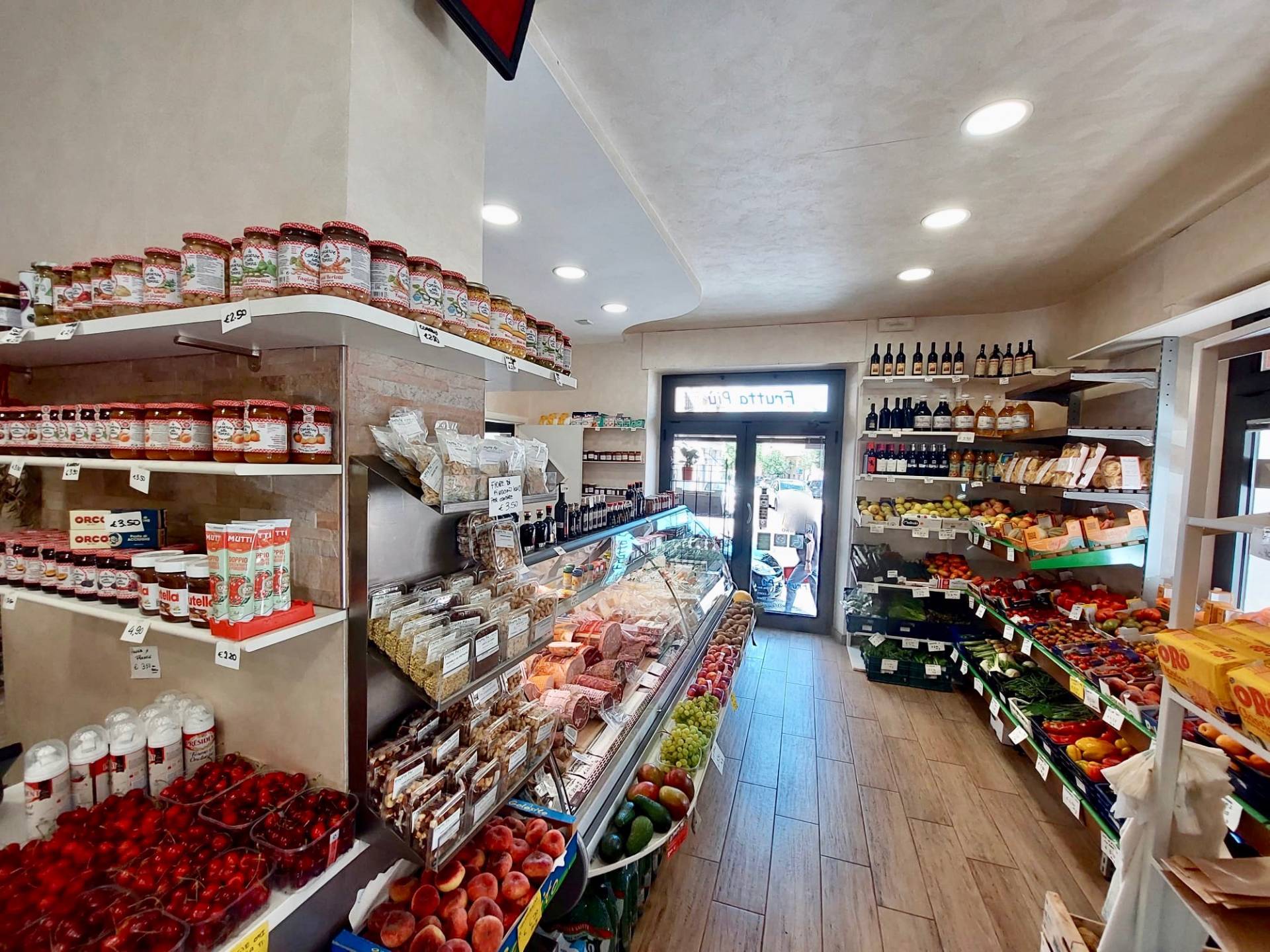 Locale commerciale in vendita a Fabriano, SEMI PERIFERIA