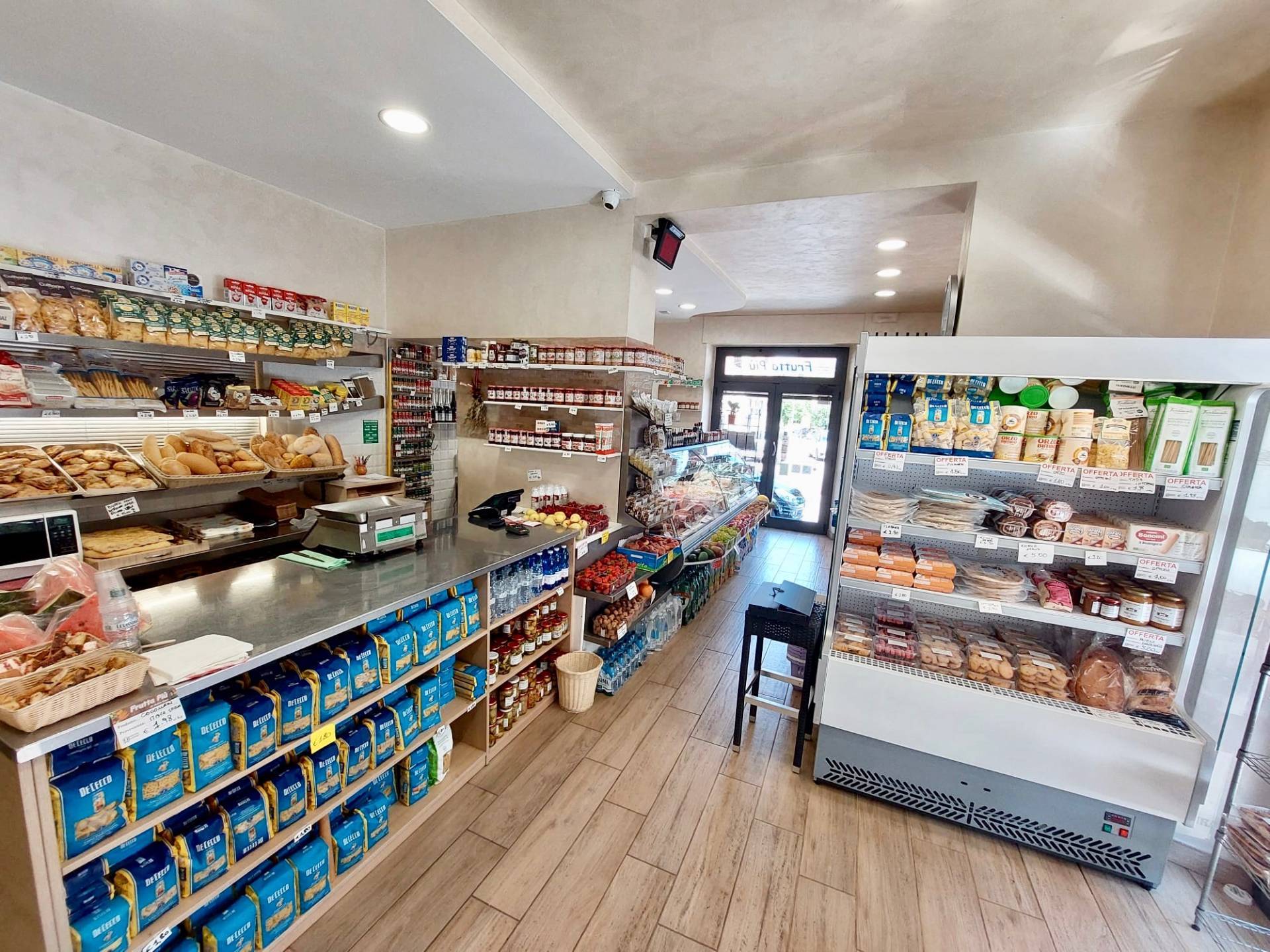 Locale commerciale in vendita a Fabriano, SEMI PERIFERIA