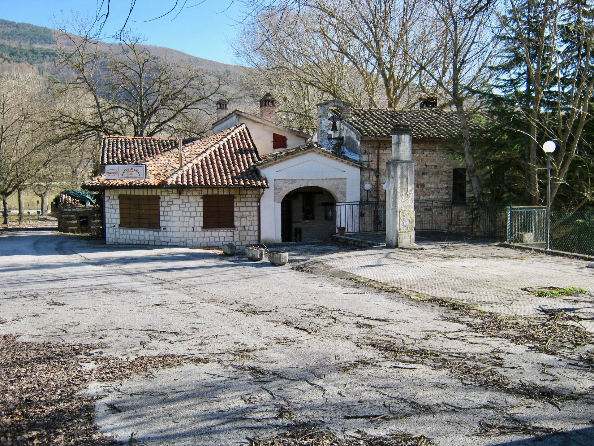 Locale commerciale in vendita a Sassoferrato