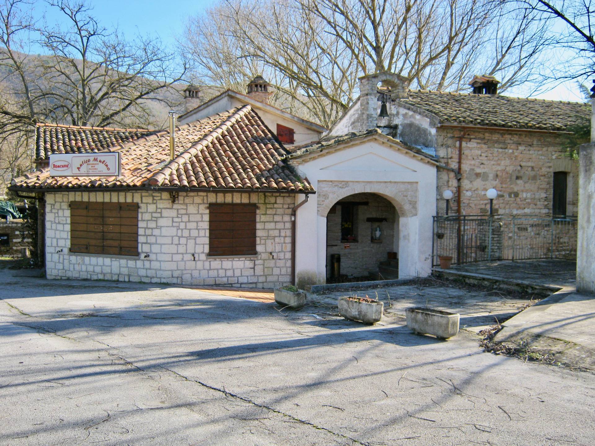 Locale commerciale in vendita a Sassoferrato