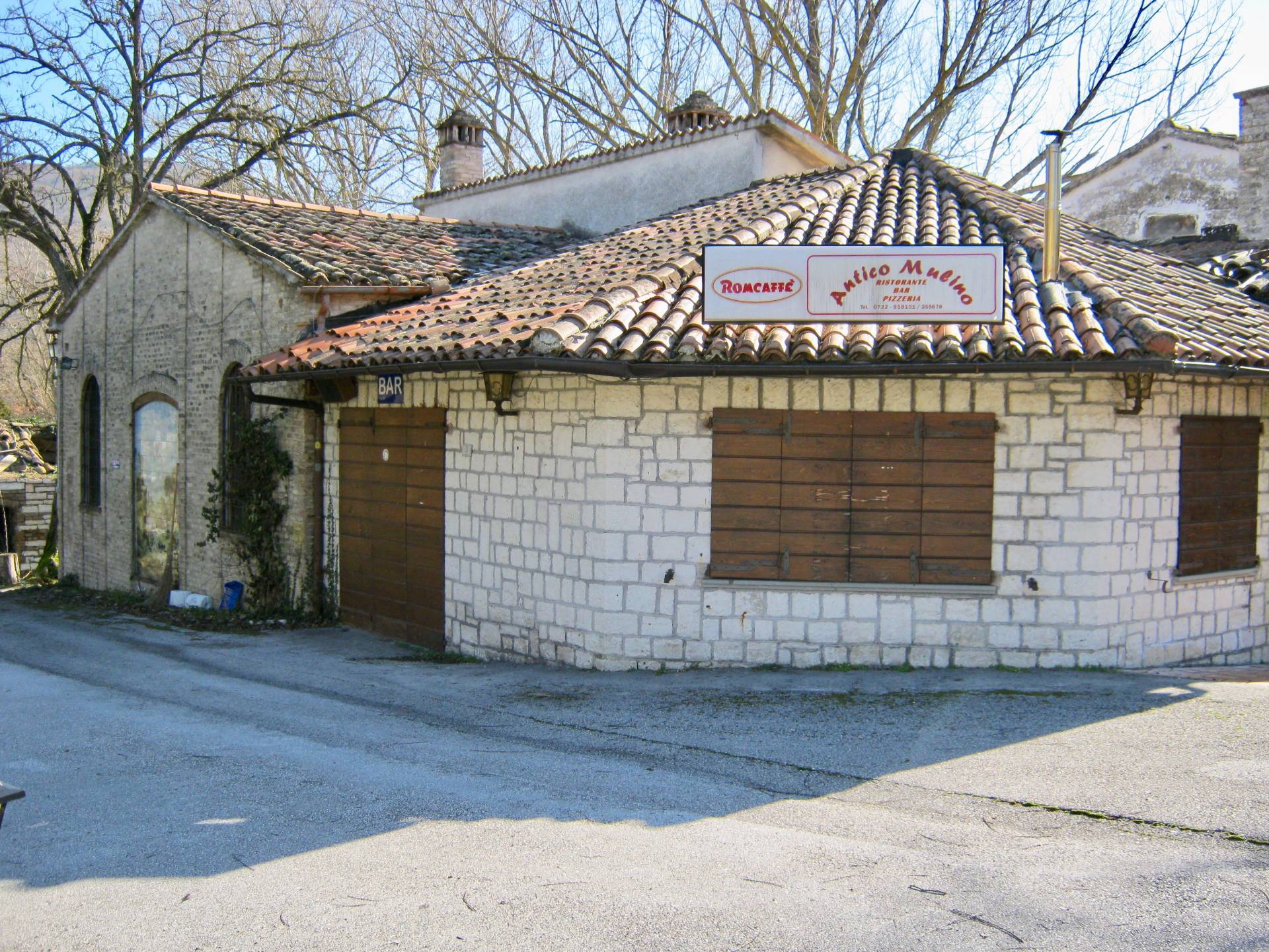 Locale commerciale in vendita a Sassoferrato