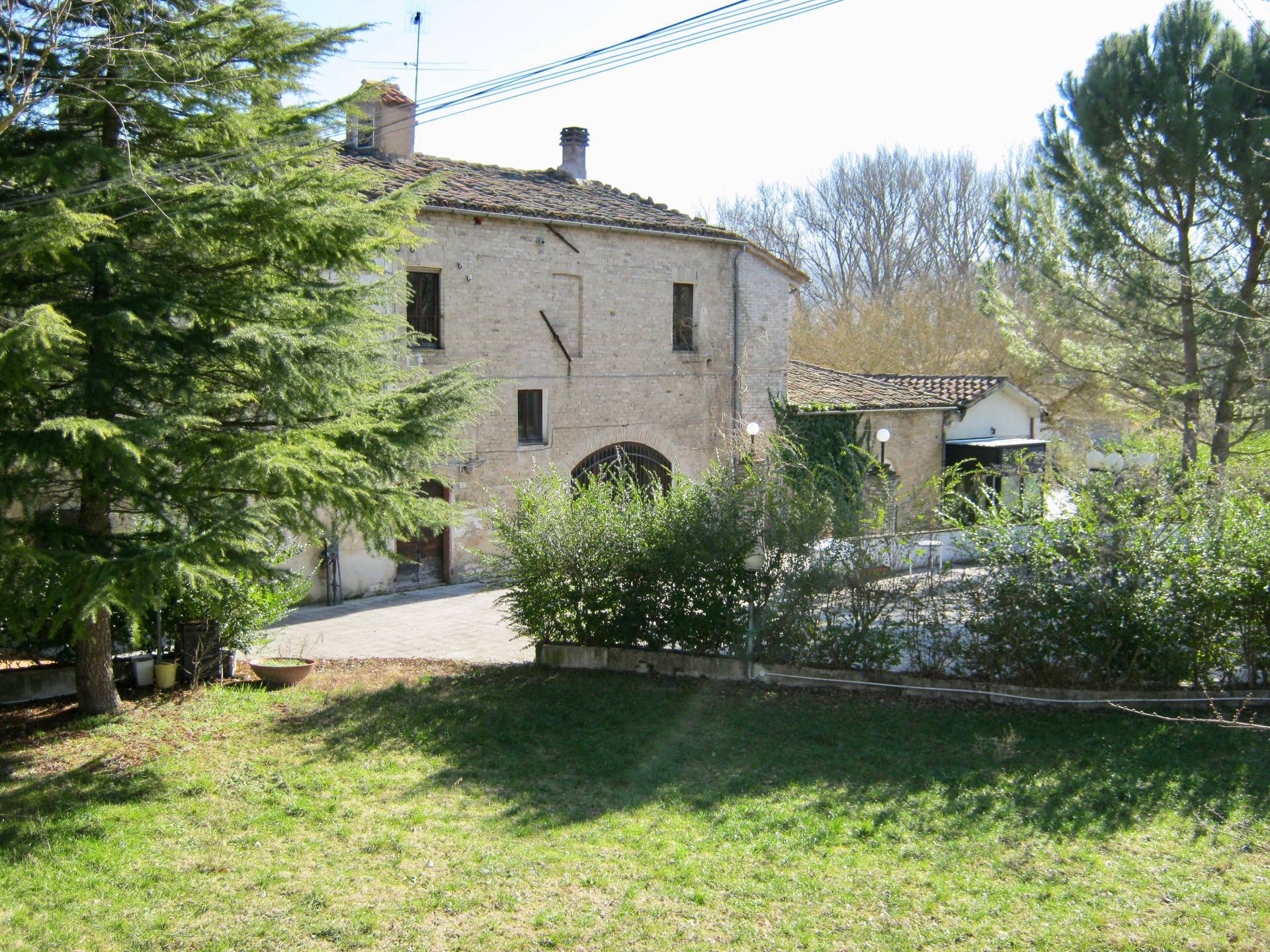 Locale commerciale in vendita a Sassoferrato