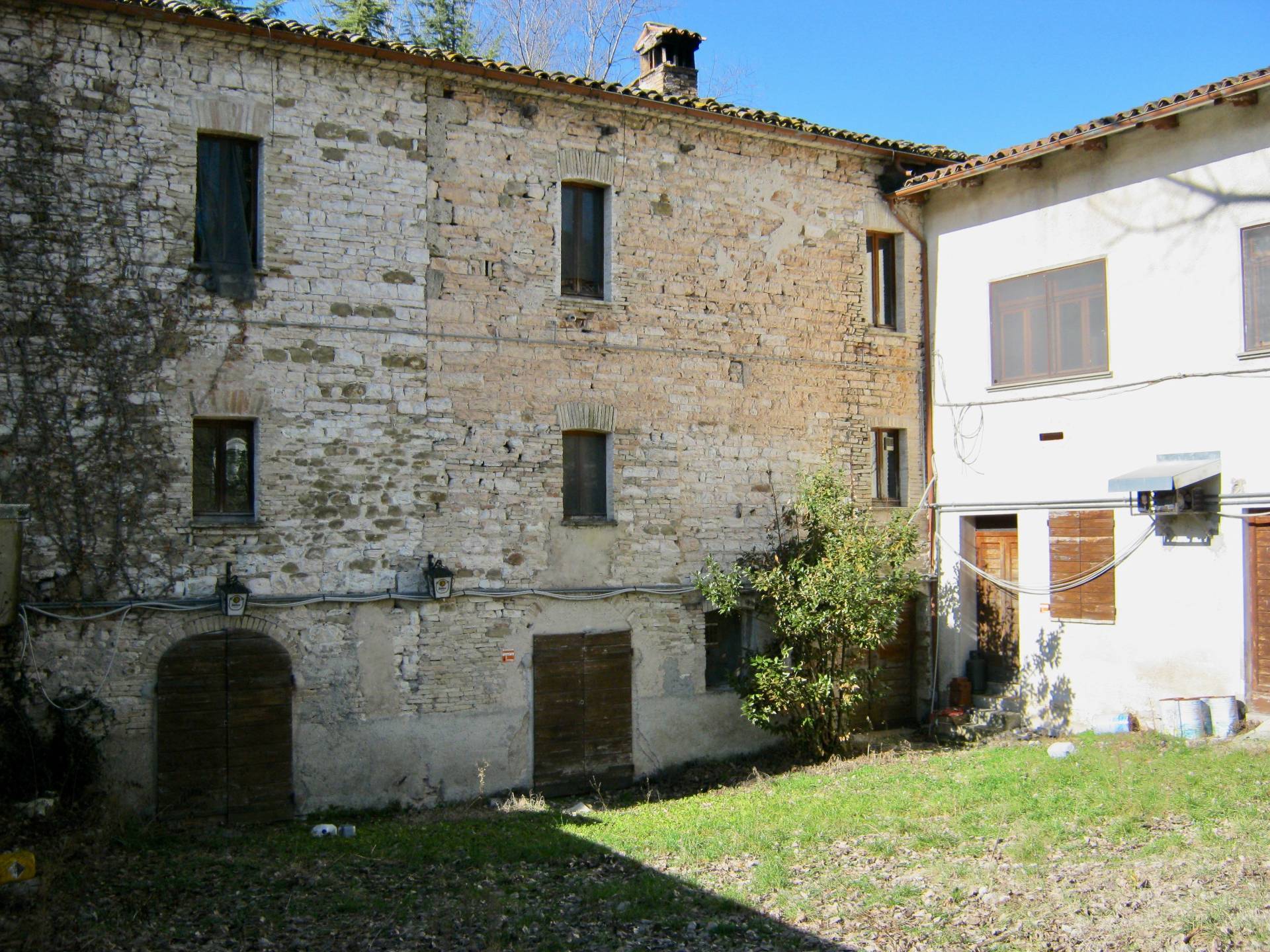 Locale commerciale in vendita a Sassoferrato