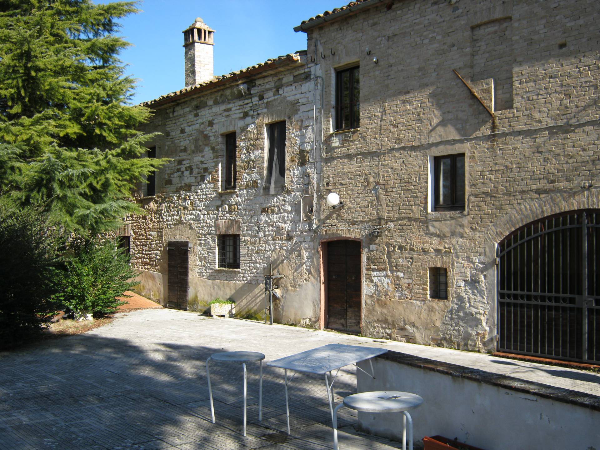 Locale commerciale in vendita a Sassoferrato