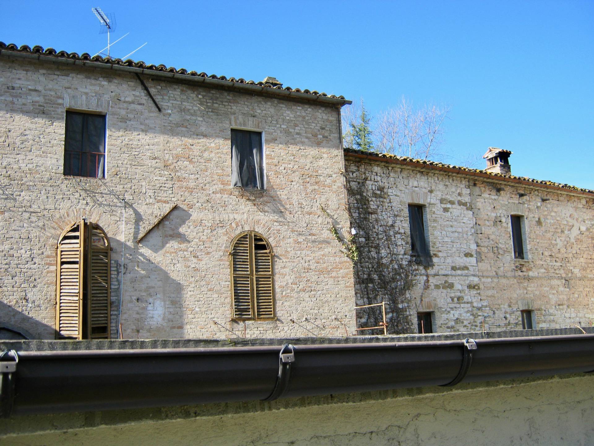 Locale commerciale in vendita a Sassoferrato