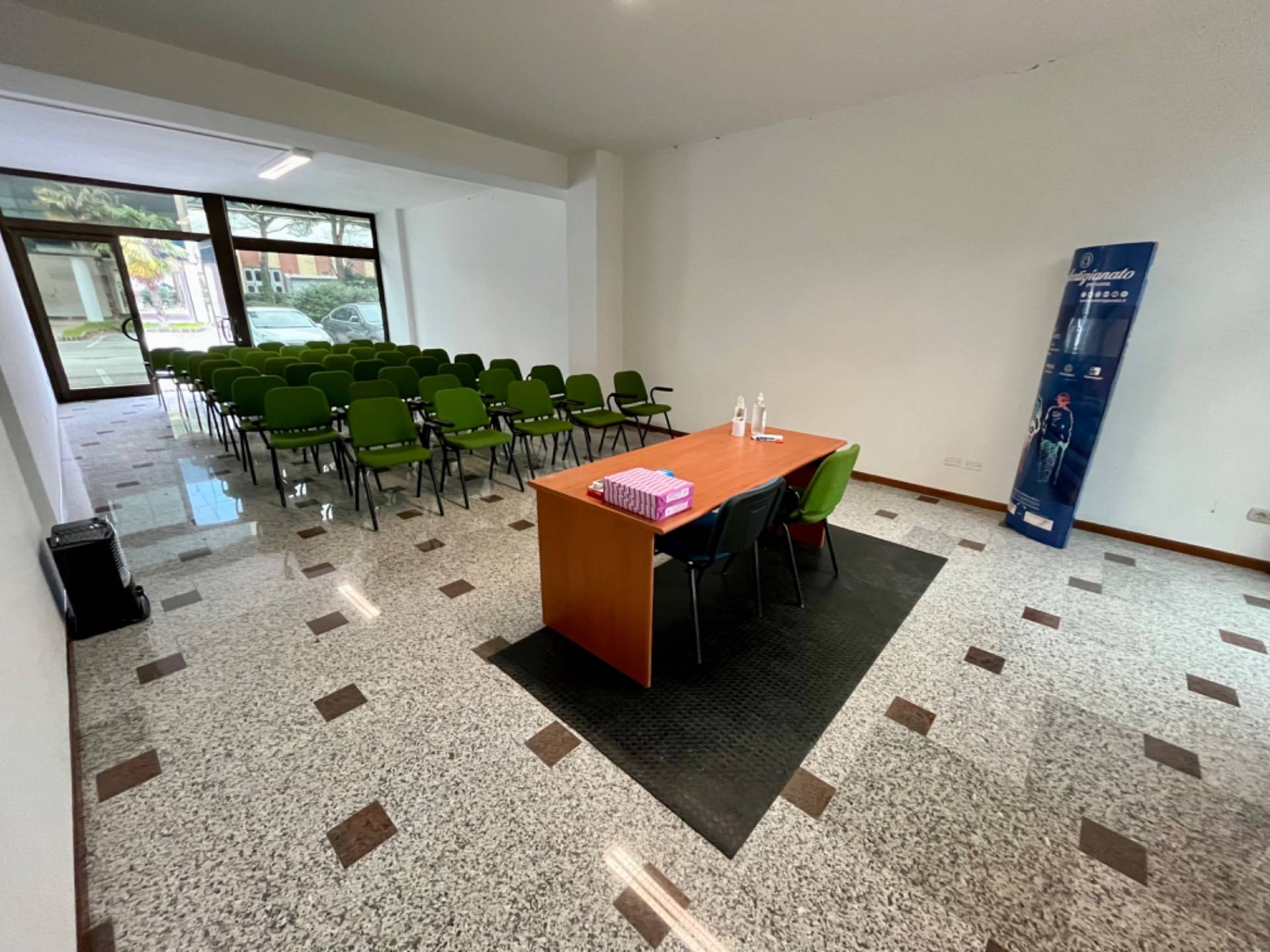 Locale commerciale in affitto a Fabriano, PERIFERIA