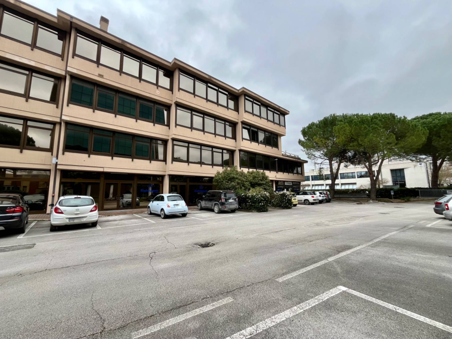 Locale commerciale in affitto a Fabriano, PERIFERIA