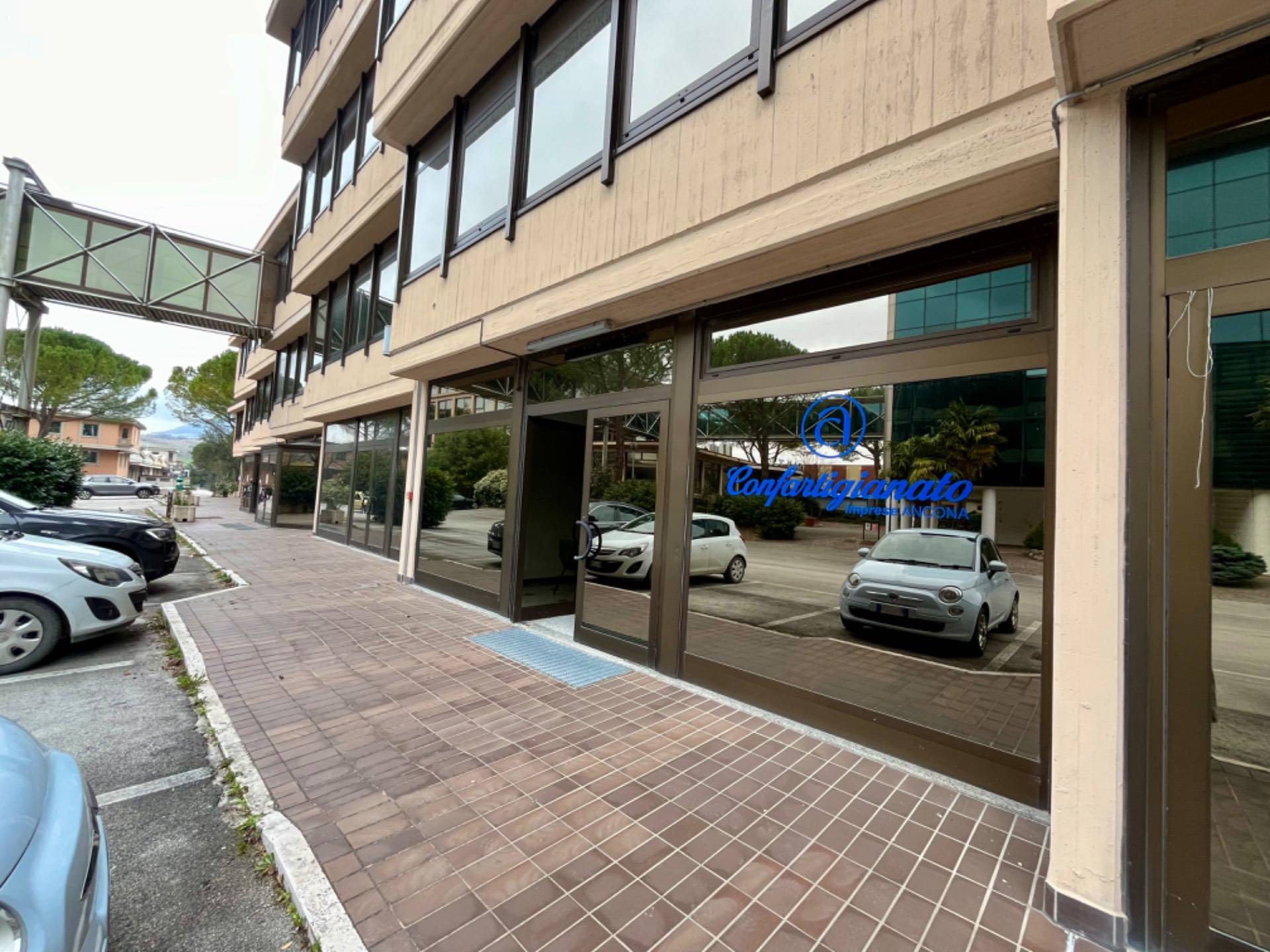 Locale commerciale in affitto a Fabriano, PERIFERIA