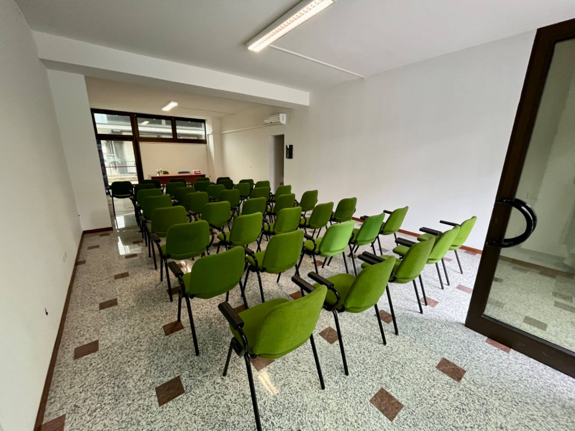 Locale commerciale in affitto a Fabriano, PERIFERIA