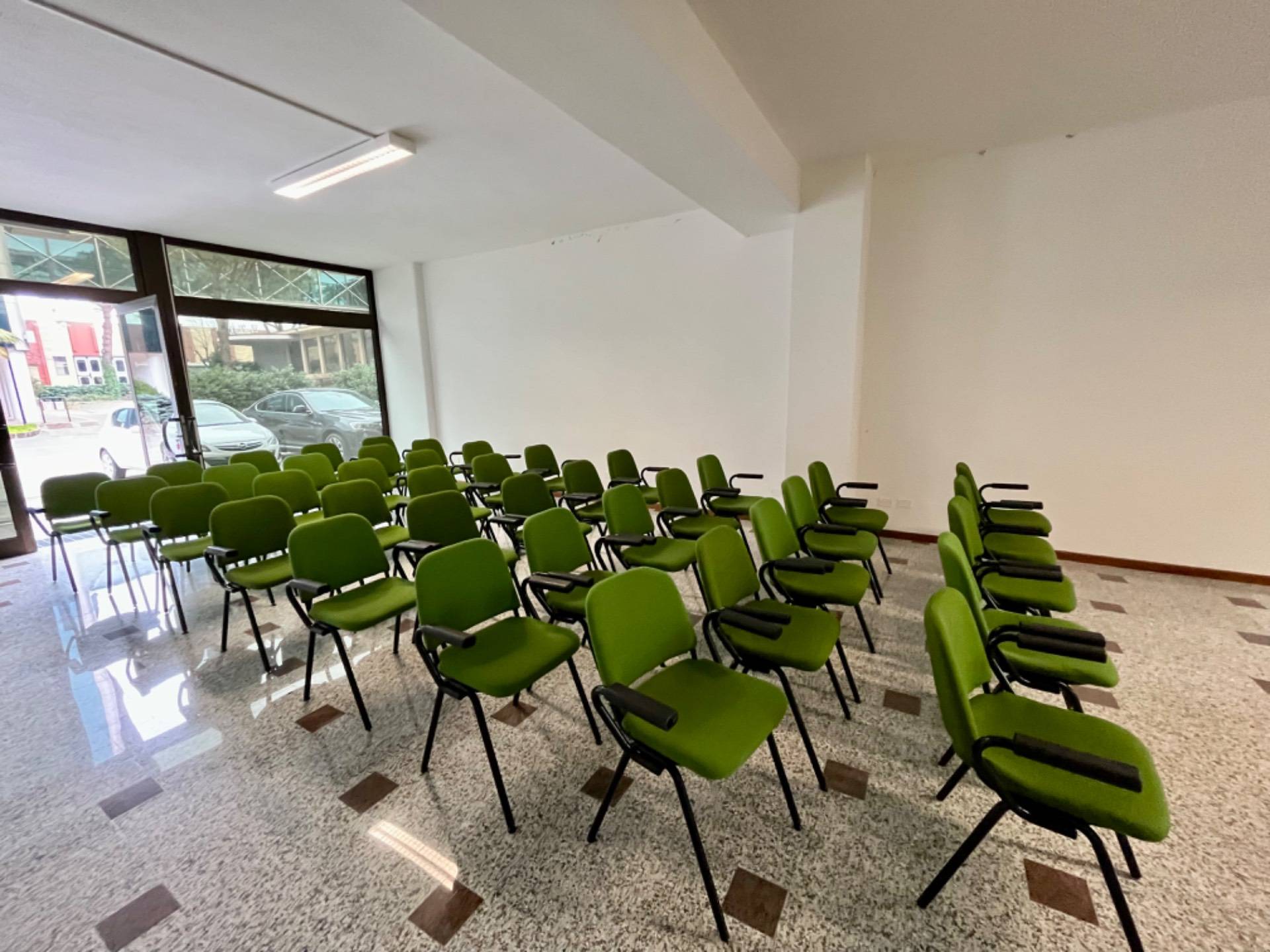 Locale commerciale in affitto a Fabriano, PERIFERIA