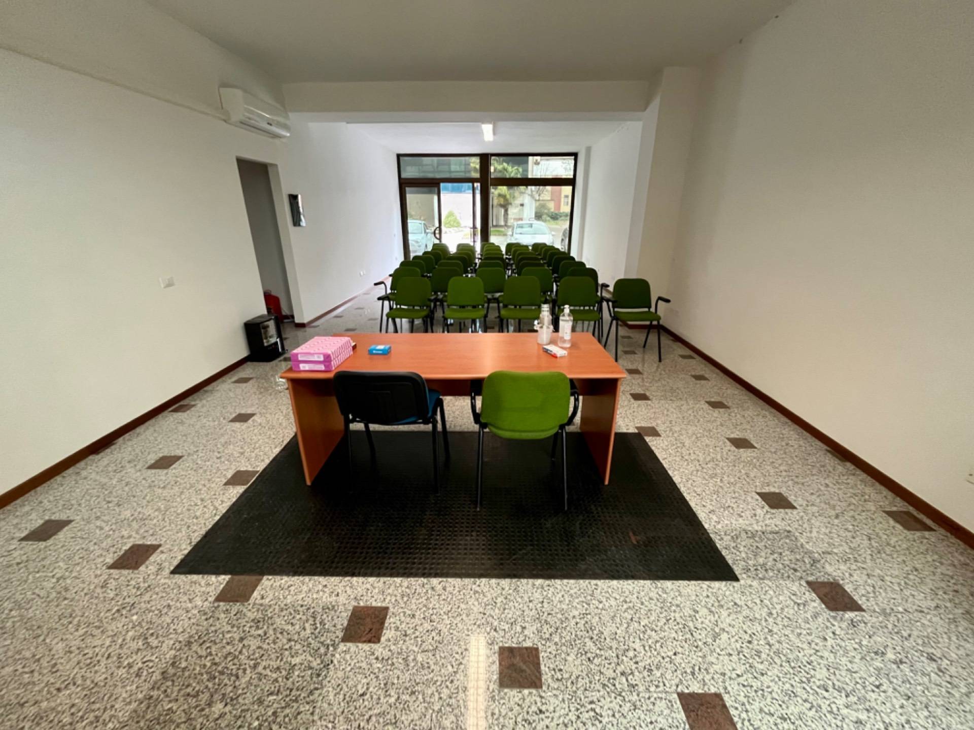 Locale commerciale in affitto a Fabriano, PERIFERIA