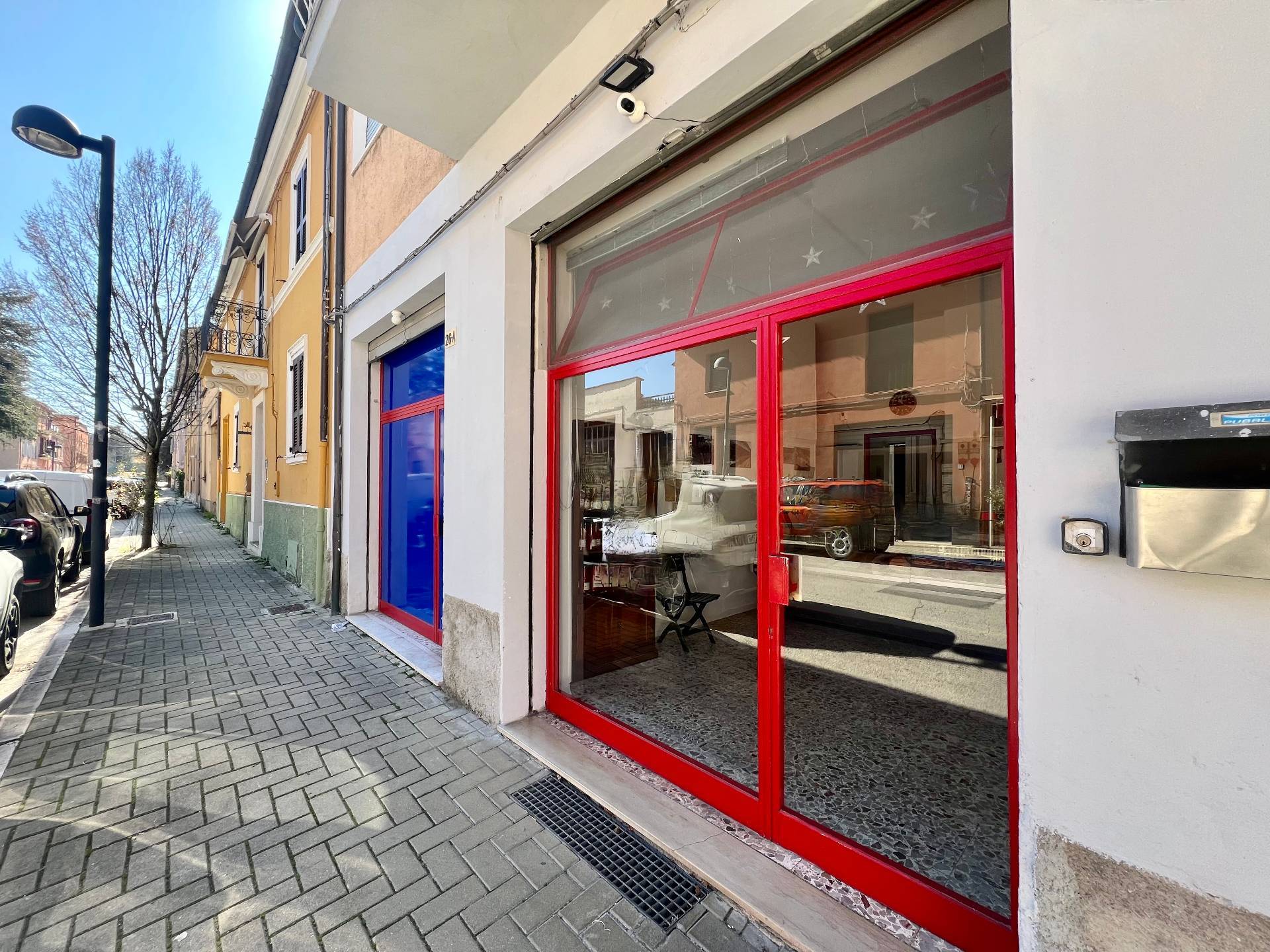 Locale commerciale in vendita a Fabriano, SEMI PERIFERIA