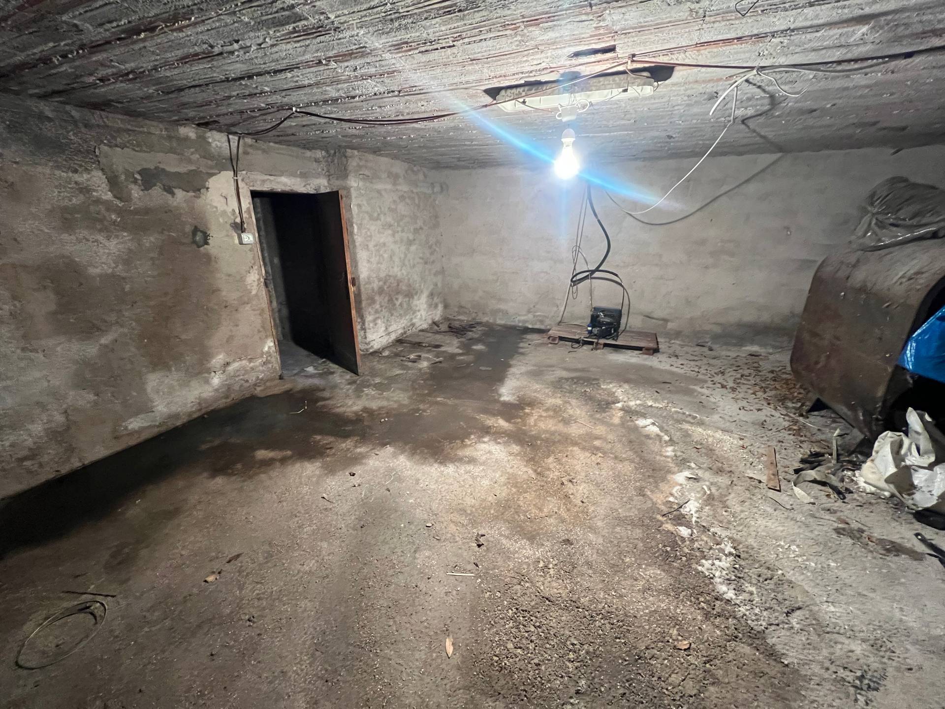 Locale commerciale in vendita a Fabriano, SEMI PERIFERIA